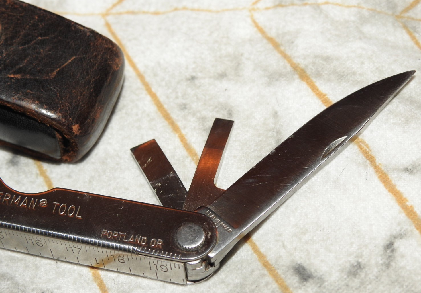 vtg 90’s USA Leatherman Tool Multitool With Leather Sheath (1 broken)