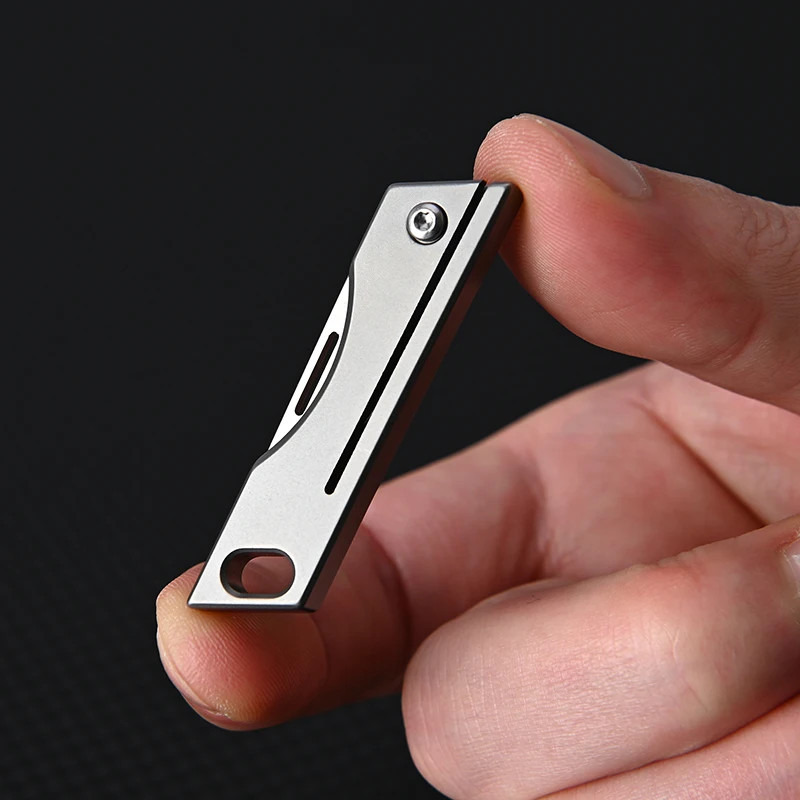 Mini Titanium Alloy Folding Knife for Outdoor Camping, Portable Keychain