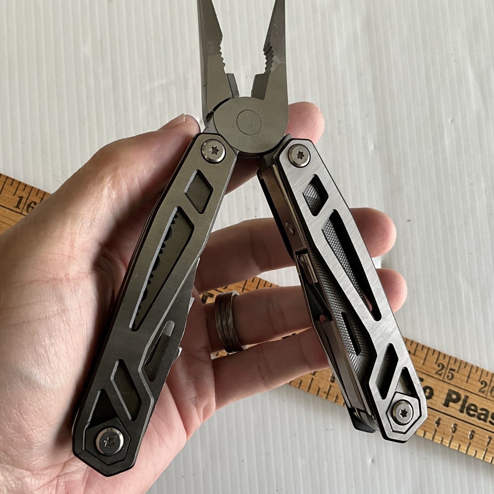 MOSSYOAK Multi Tool Utility Pocket Knife Screwdriver Pliers Survival Camping EDC
