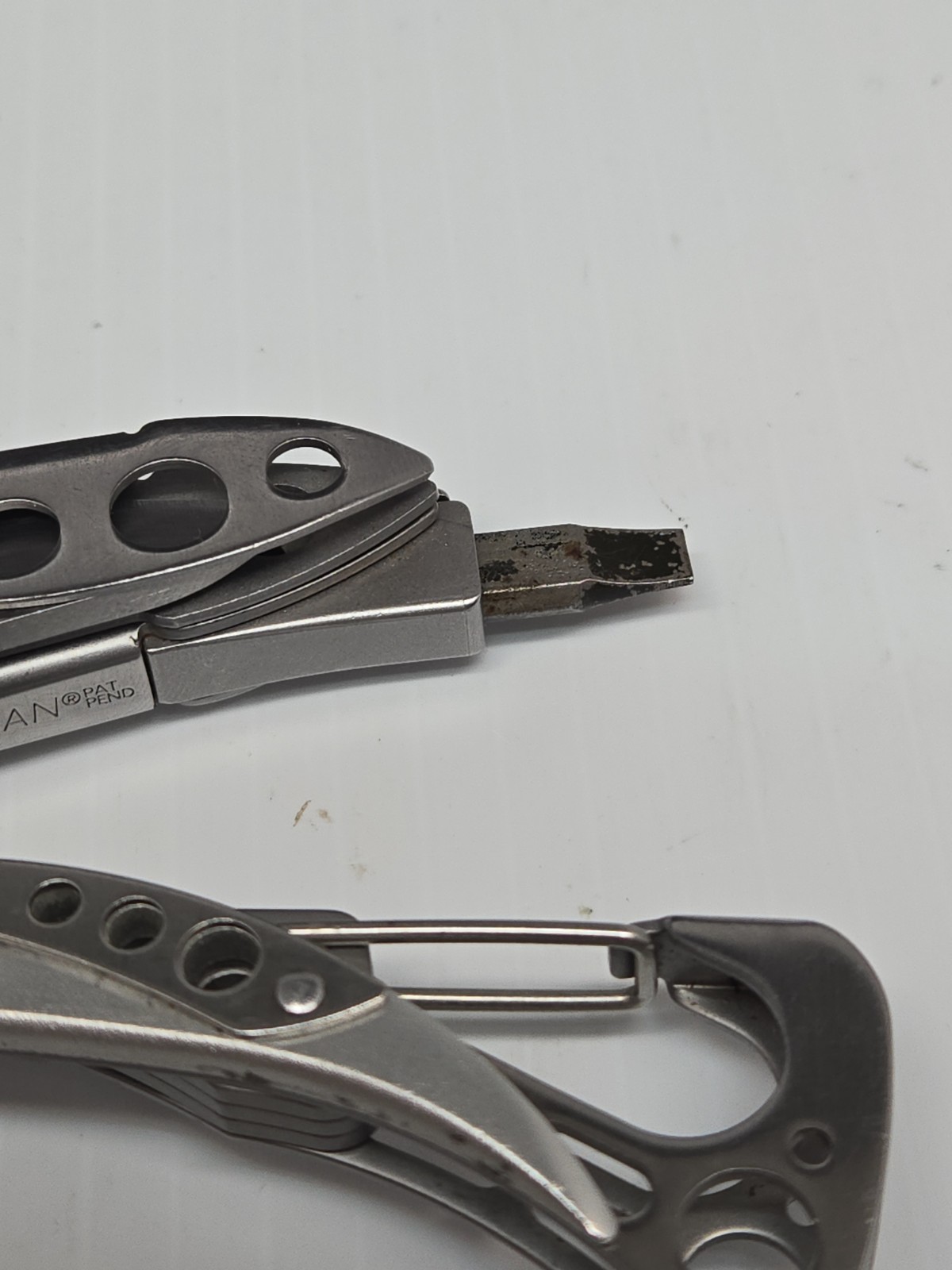 LEATHERMAN Skeletool Multi Tool – Plain Edge Blade Knife Pliers Carabiner!