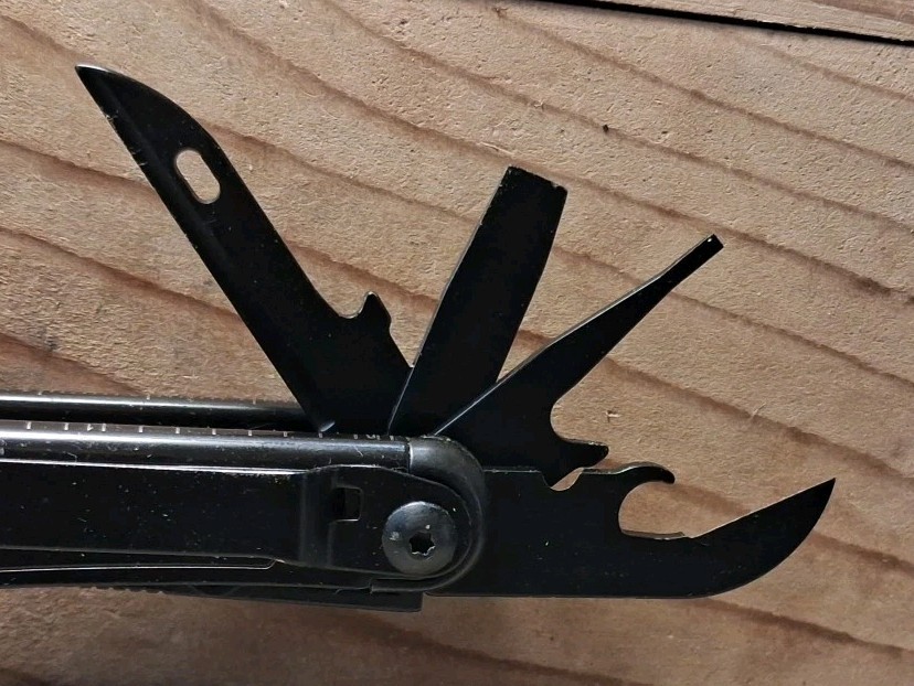BLACK MOSSY OAK 19-in-1 STAINLESS STEEL MULTI-TOOL WITH SHEATH GREAT CONDITION