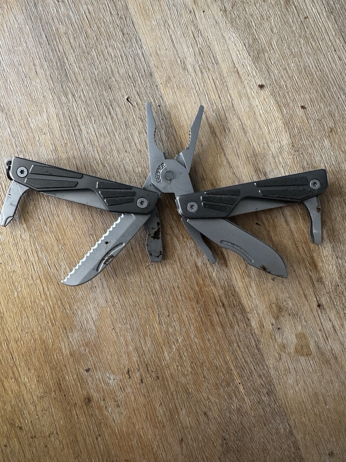 Gerber BG Bear Grylls Compact Multi-Tool Pliers Knife Saw Scissors Keychain