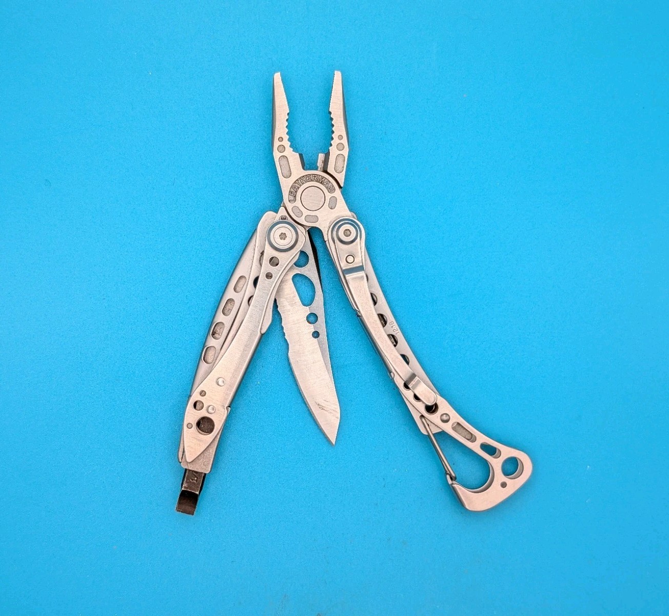 LEATHERMAN Skeletool Multi Tool – Combo Edge Blade Knife Pliers Carabiner!!!