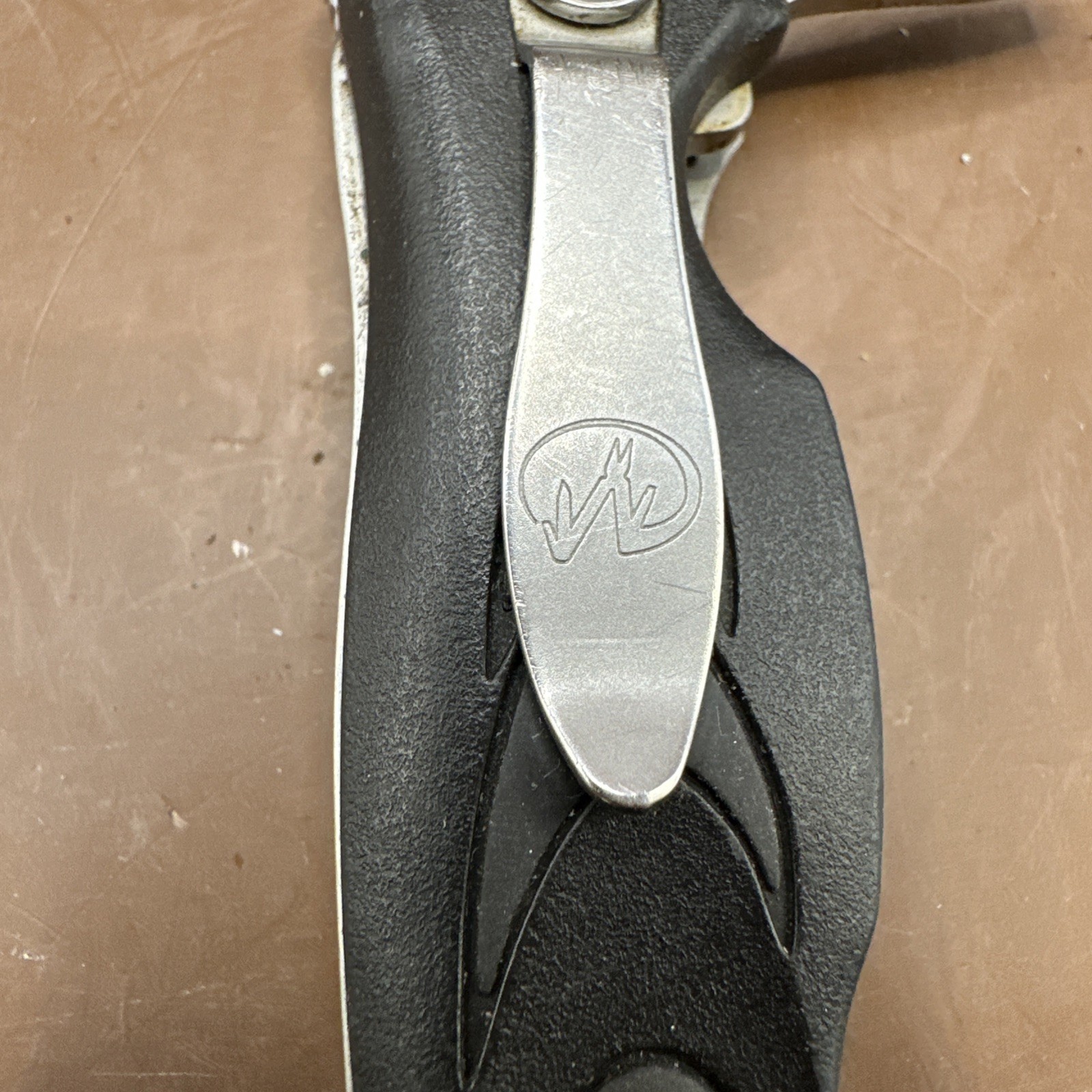 Leatherman C305 Multi-Tool Partially Serrated Knife Screwdrivers Carabiner Clip