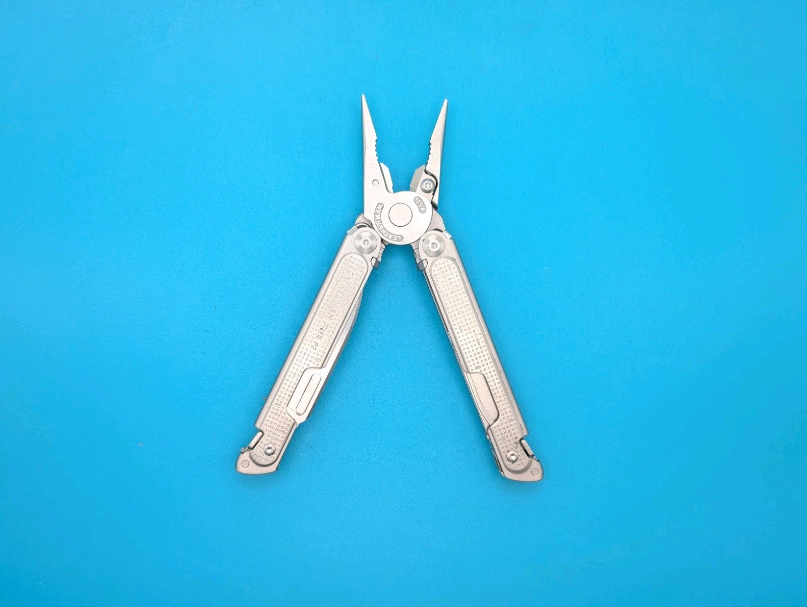 Leatherman FREE P2 Stainless Multi-Tool! WITH SHEATH!