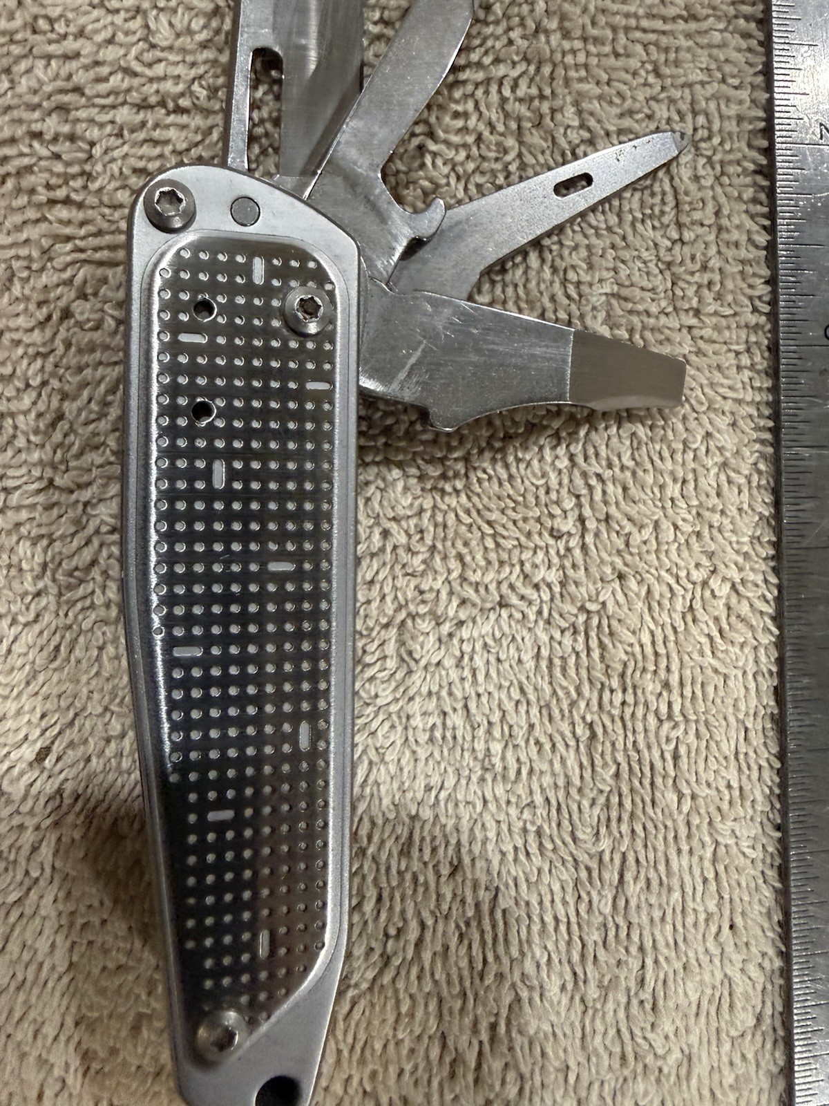 Leatherman FREE T2 Pocket Knife Multi-tool!