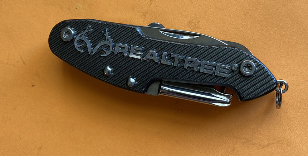 *USED* REALTREE-MULTI TOOL-(Knife ,Saw, Corkscrew,scissors, etc.) FREE SHIP*