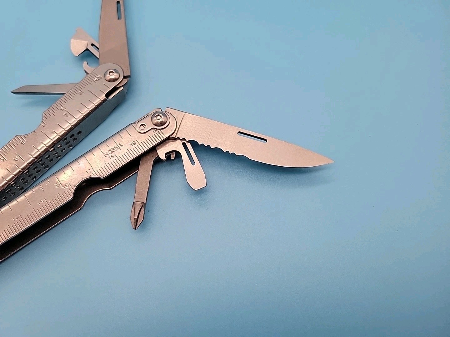 SOG Pocket Power Plier S44 Multi Tool – Discontinued – Pliers, Saw, Knife