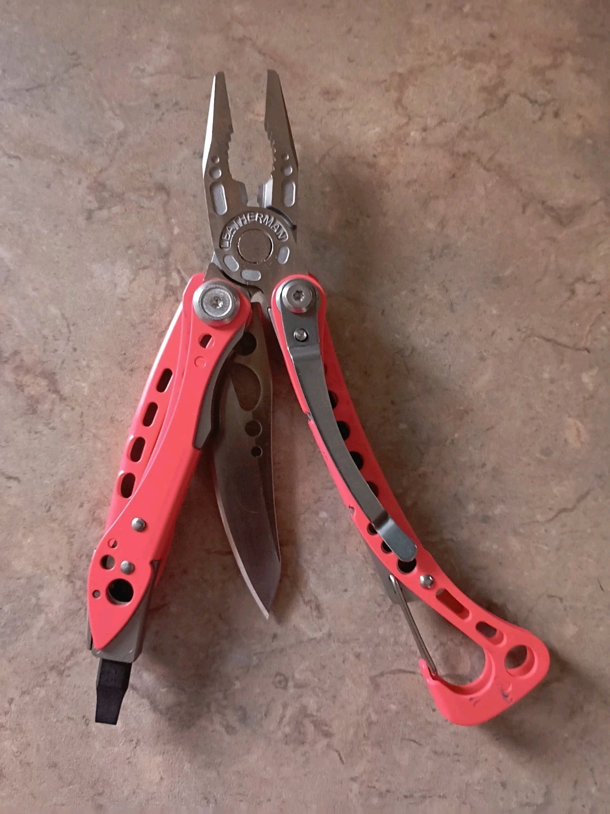LEATHERMAN, Skeletool 7-In-1 Lightweight, Minimalist Multi-Tool Guava