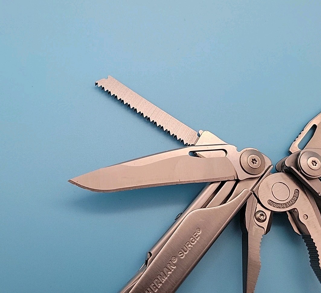 Leatherman Surge Multi-Tool w/ Sheath – Dated 1217 – Silver – Pliers, Knife