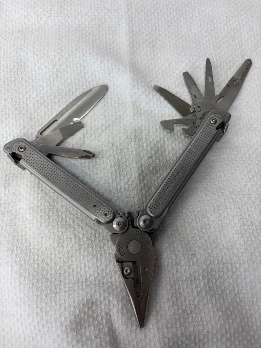 LEATHERMAN FREE P2 MULTI-TOOL PRE-OWNED (P23017522)