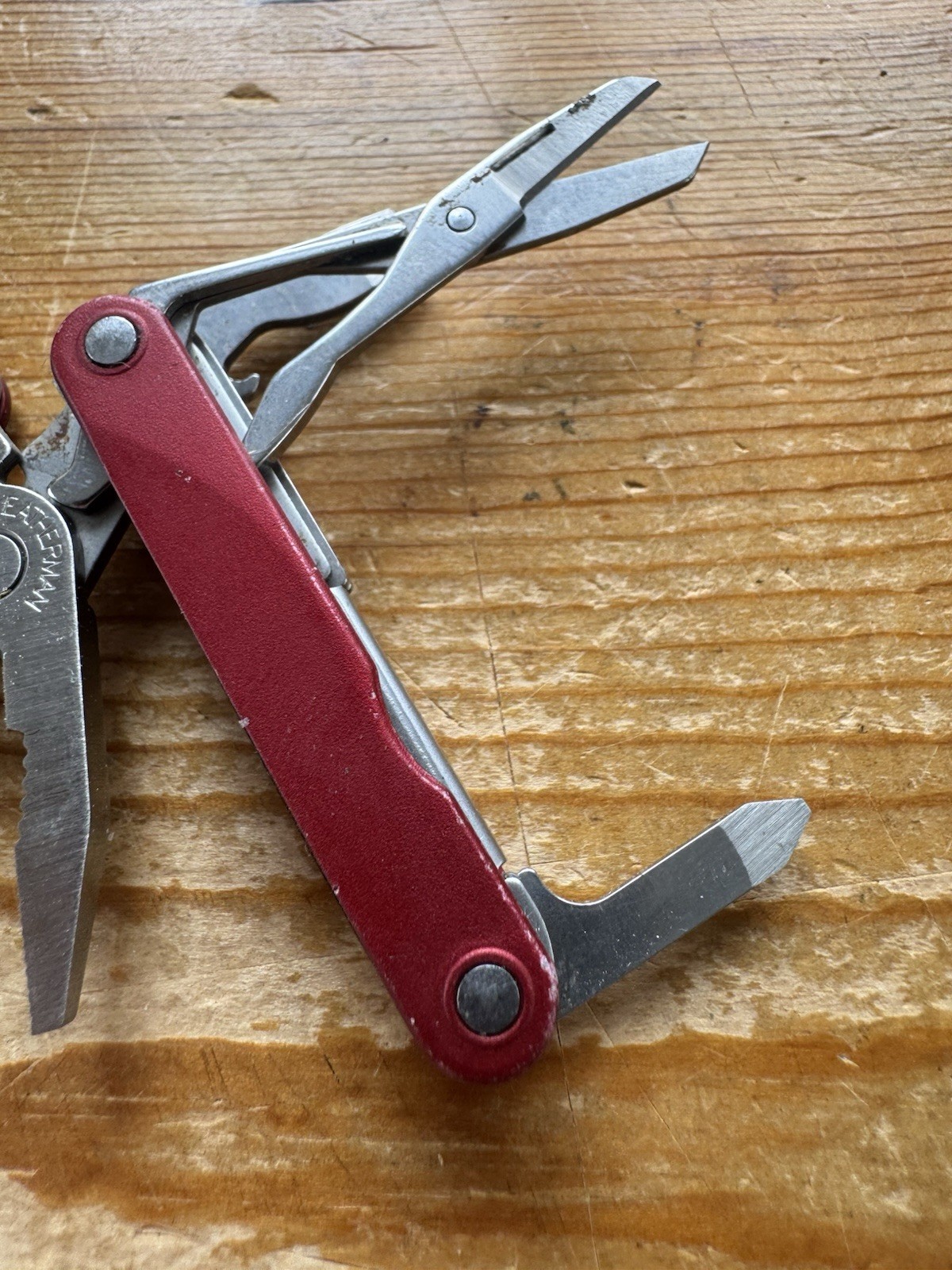 Leatherman SQUIRT PS4 Multi-Tool With Pliers Scissors Knife Red Discontinued