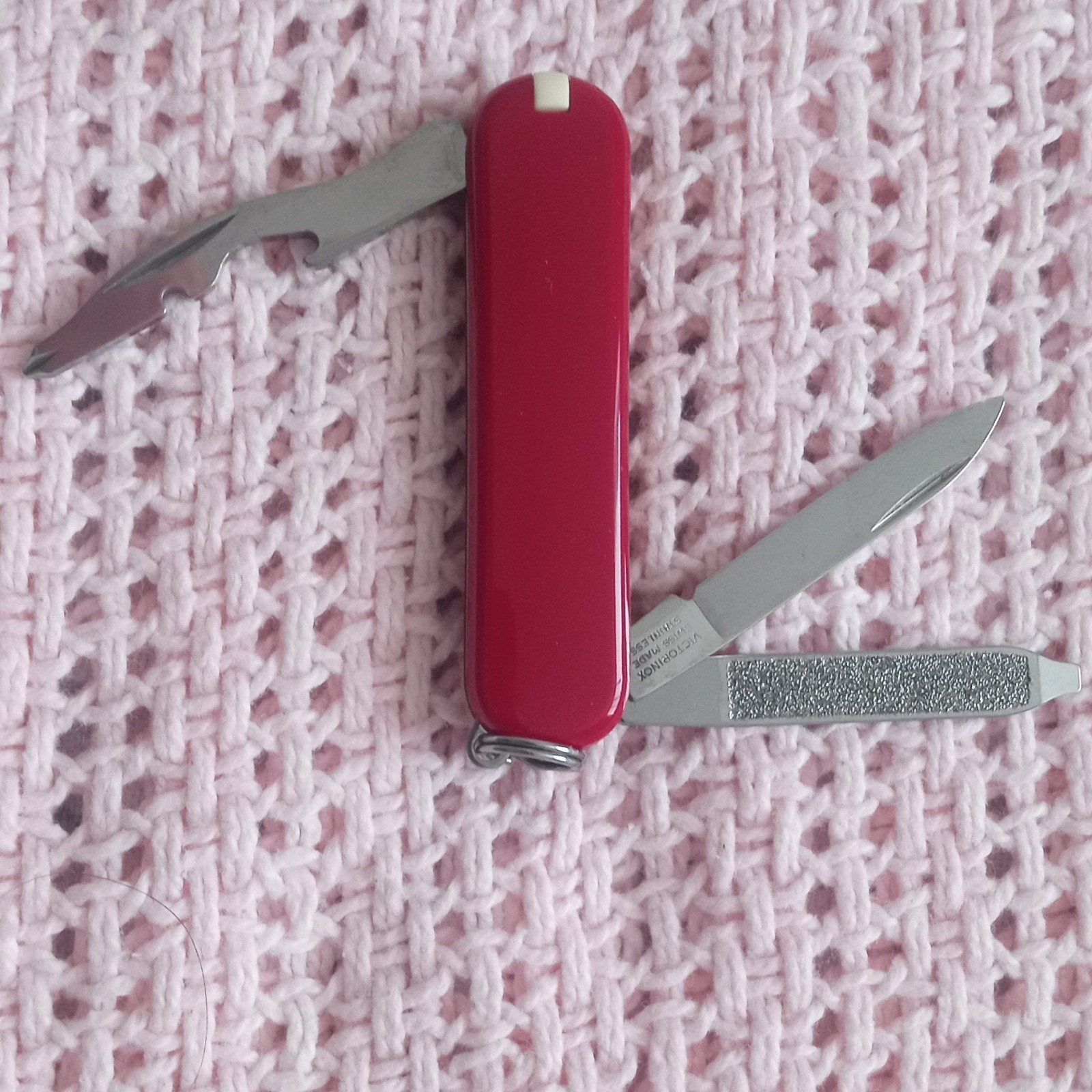 Victorinox Classic Red 5-in-1 Keychain Multi-Tool Knife 1.5″ Straight Edge