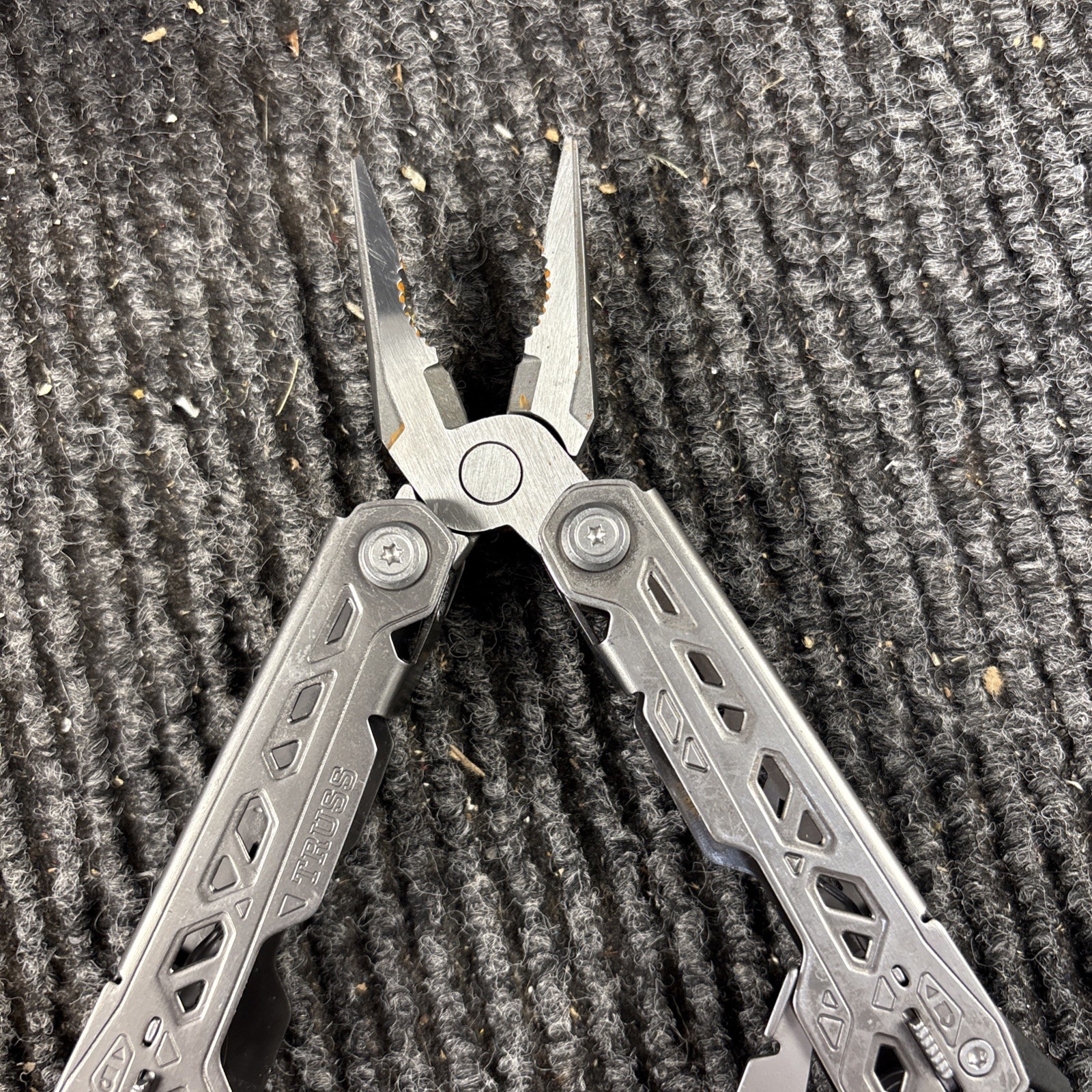 One Gerber Truss 17-in-1 Pliers Multi Tool TSA – Gray (017)