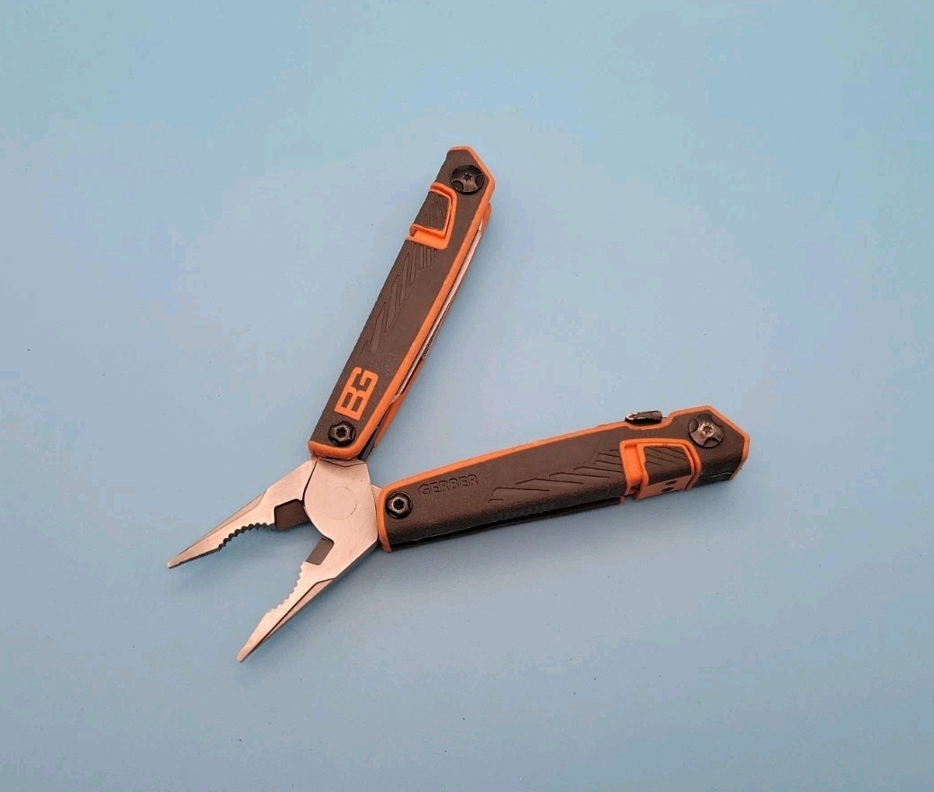 Gerber Bear Grylls Multi-Tool – Pliers, Knife Screwdrivers, Scissors, Saw