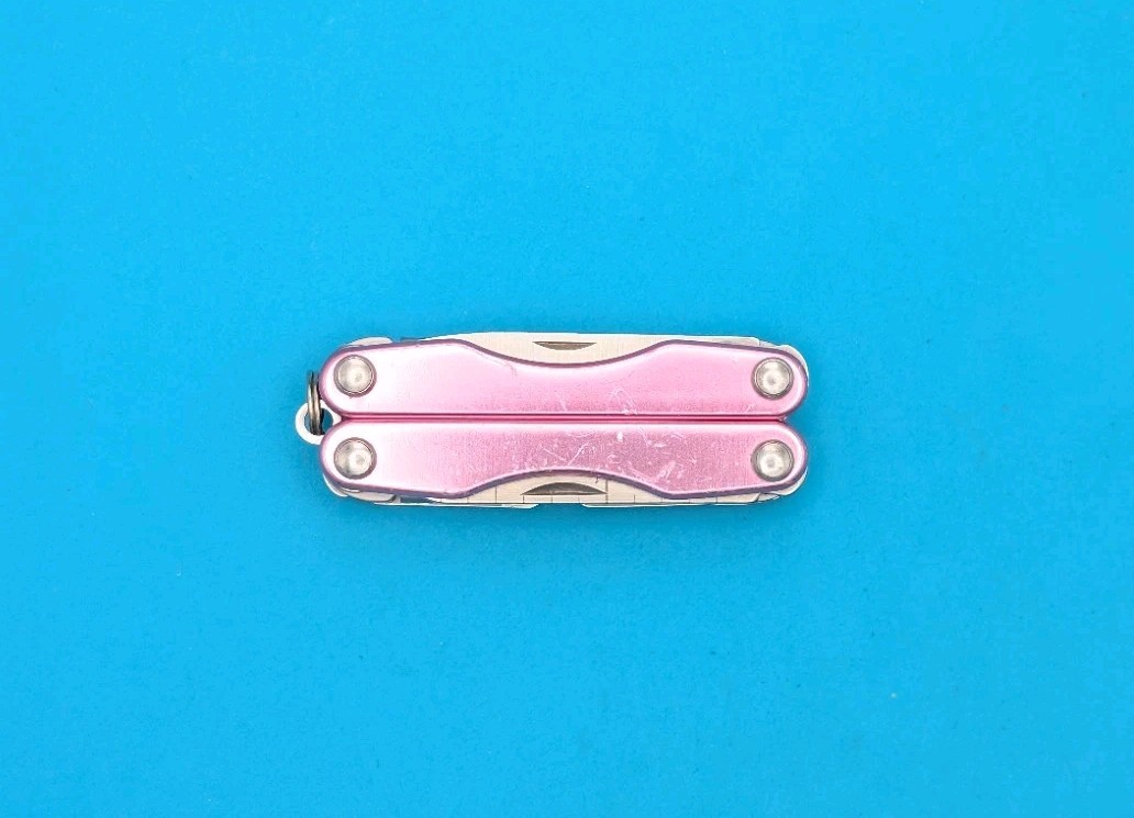 Leatherman “Squirt S4” Stainless Steel Multi Tool – PINK!