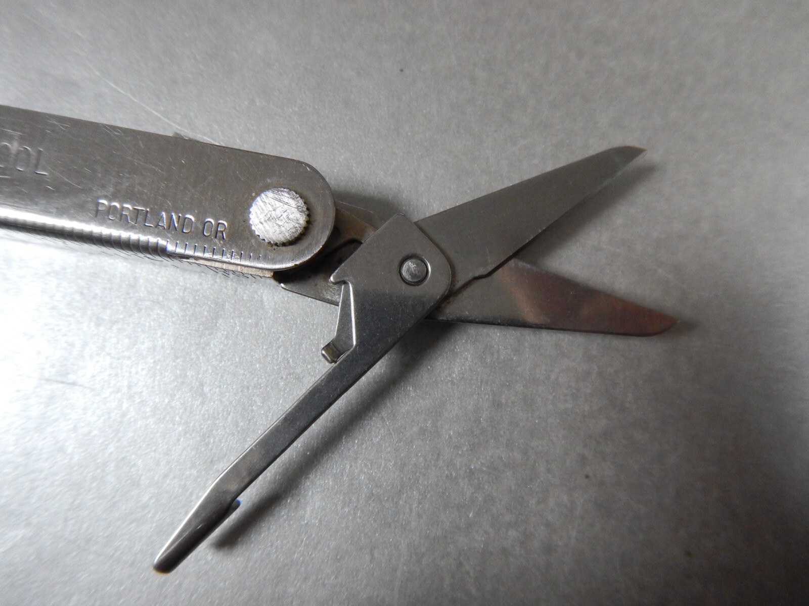 unusual Vintage Leatherman Super Tool – 1998 – 1 SERRATED Blade, Scissors