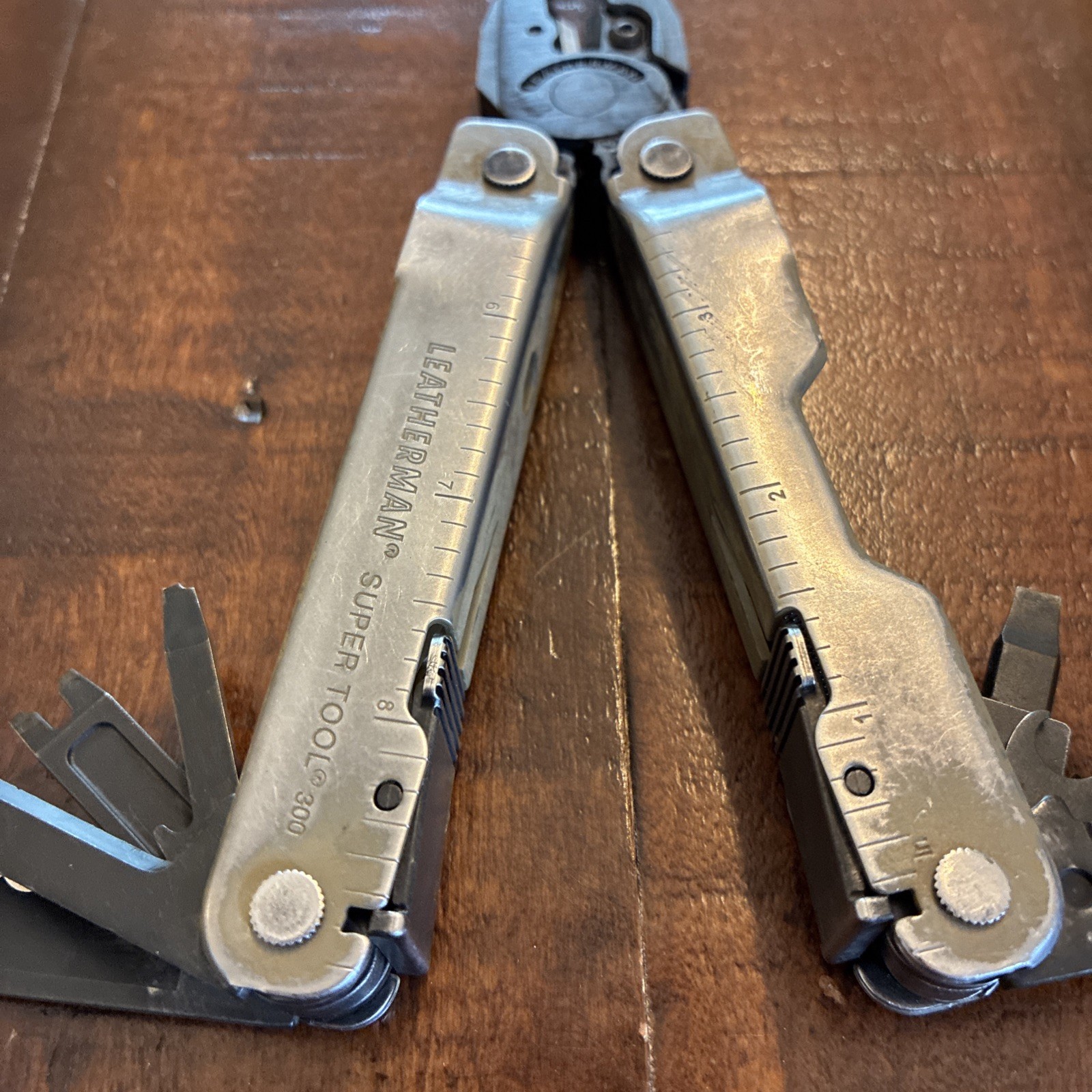 Leatherman Super Tool 300 Multitool Desert Tan / Oxide – Very Good