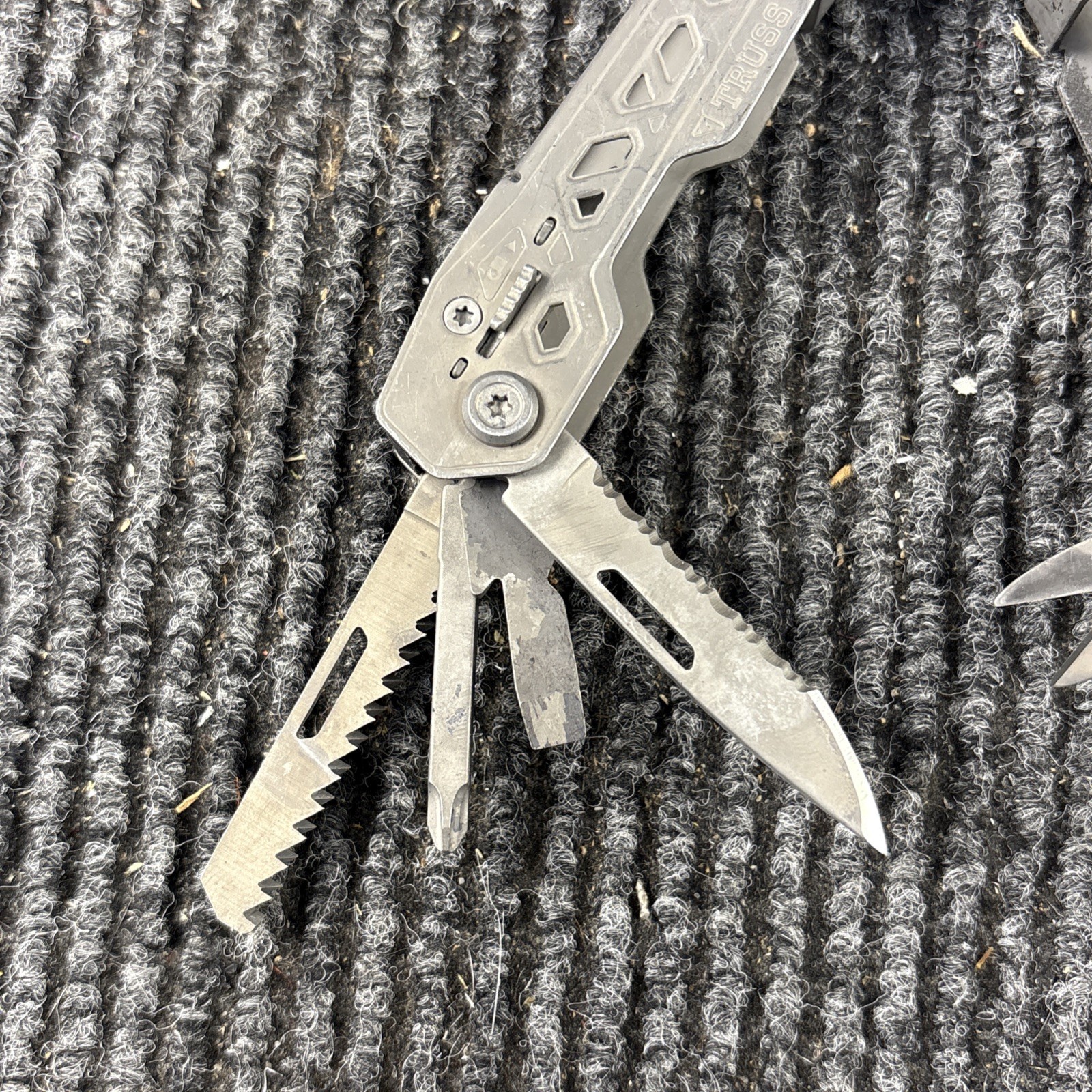 One Gerber Truss 17-in-1 Pliers Multi Tool TSA – Gray (016)