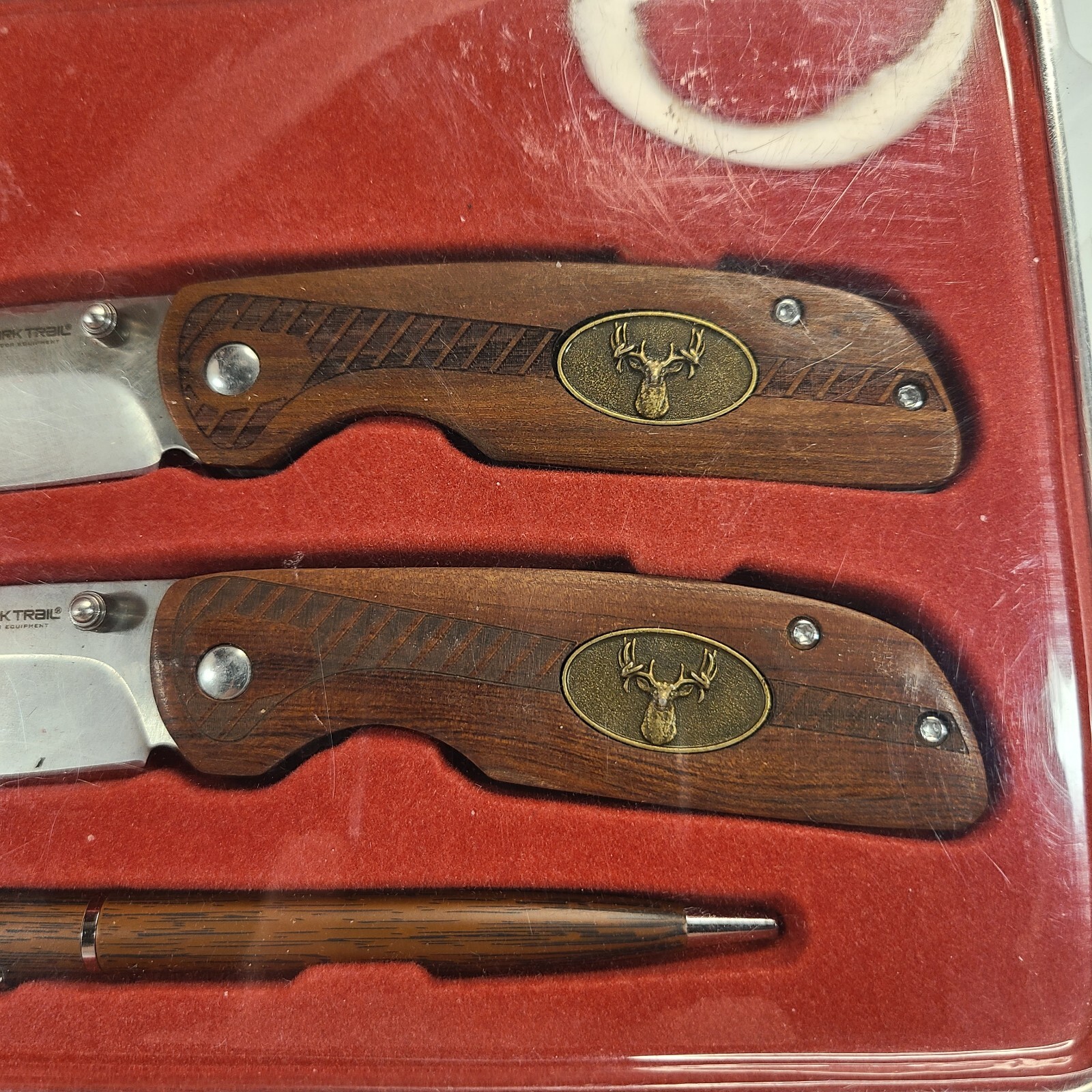 OZARK TRAIL 4 PIECE COMBO SET 2-6.5″ KNIVES DEER TIN MONEY CLIP & PEN NIB
