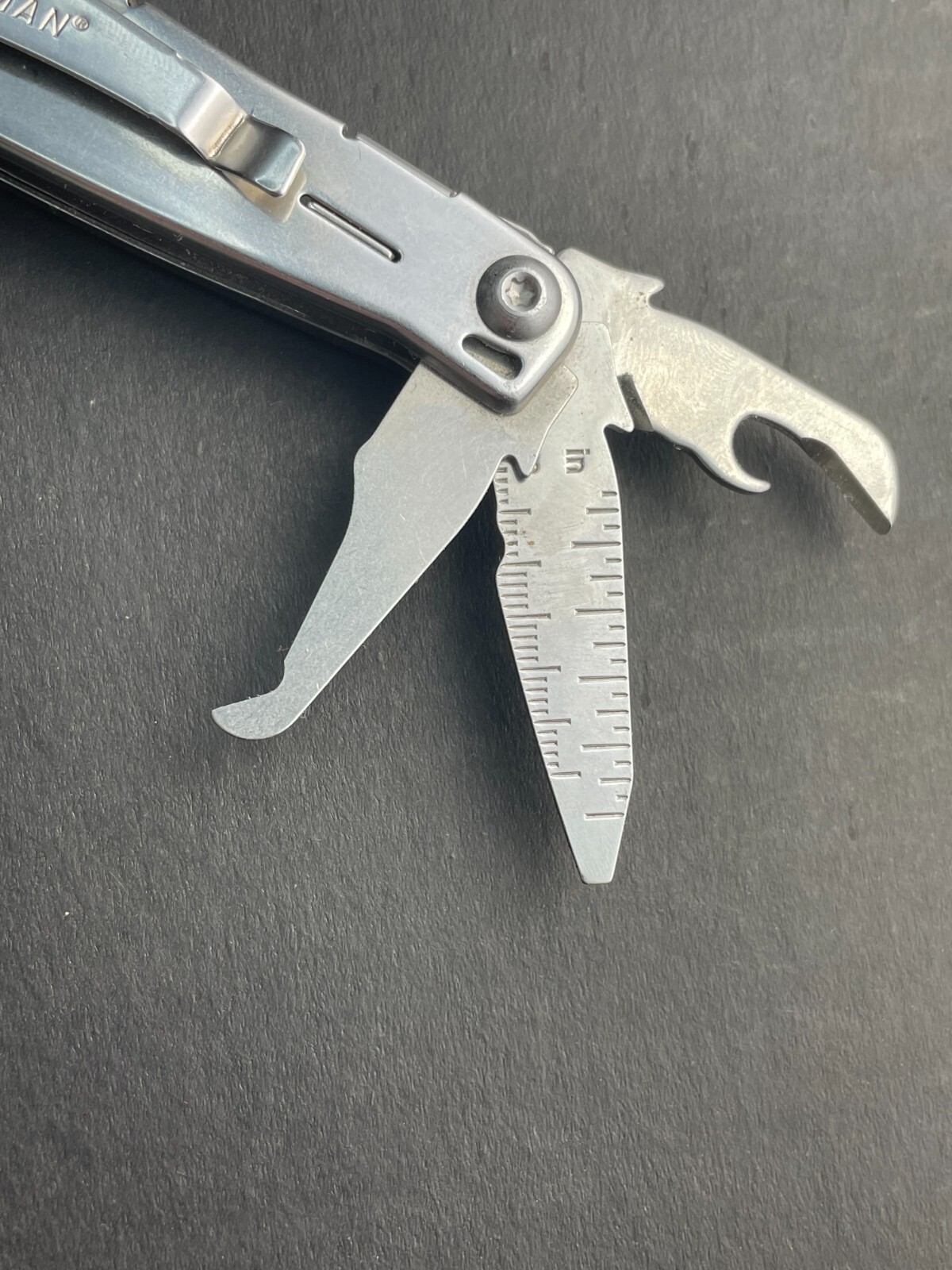 Leatherman Wingman Multitool with 14 tools Needle Nose pliers, wire cutter, etc.