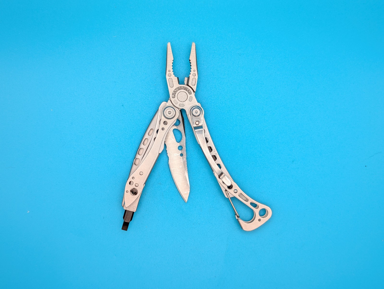 LEATHERMAN Skeletool Multi Tool – Combo Edge Blade Knife Pliers Carabiner!!!