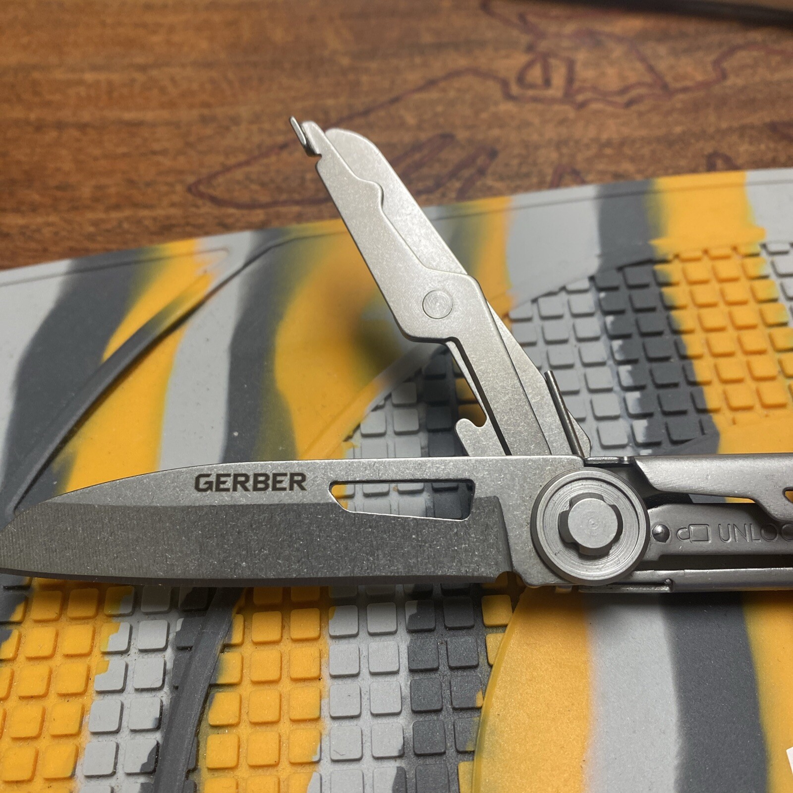 Gerber Armbar Slim Cut Multi-Tool, Knife, Scissors