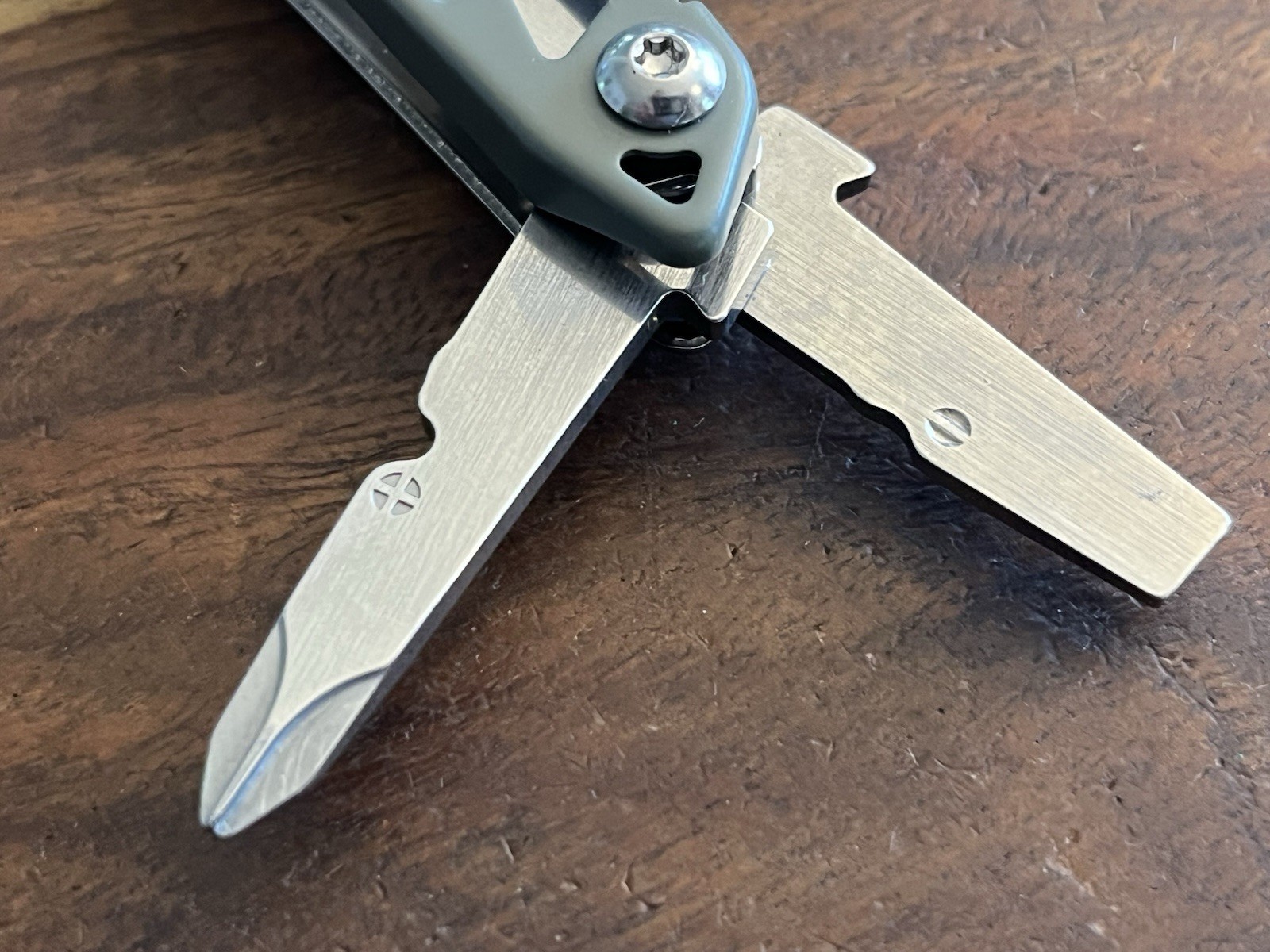 LEATHERMAN SIDEKICK® 14 Tool Stainless Steel Multi-Tool Green w/Nylon Sheath