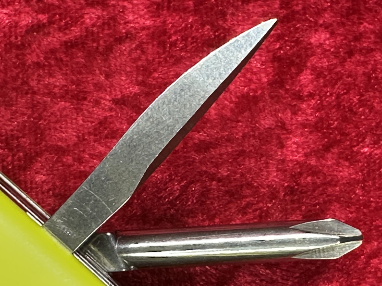 Victorinox RescueTool StayGlow Handle Large Swiss Army Knife 111mm 11 Tool (642)