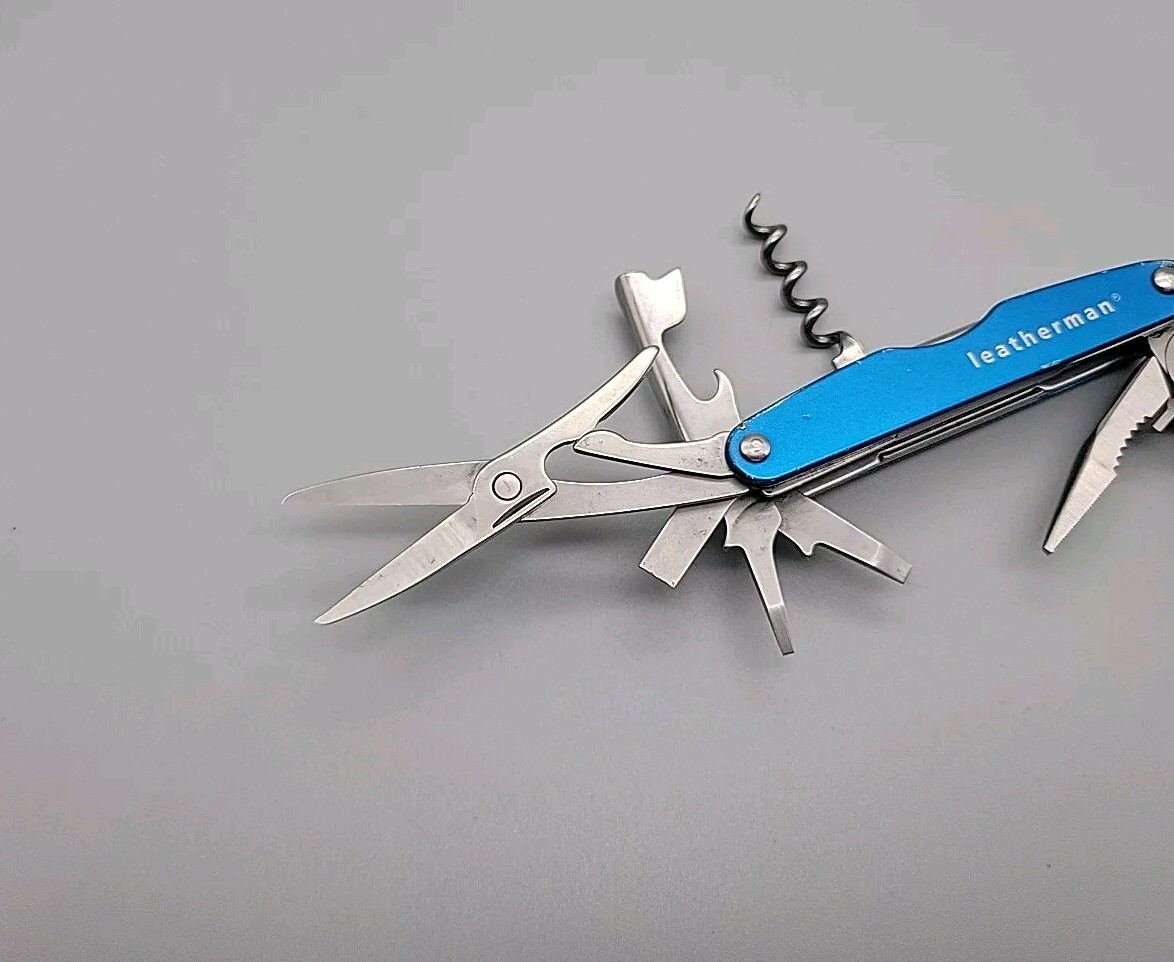 Leatherman Juice CS4 Multi Tool – Dated 0304 – Blue – Pliers * Retired *