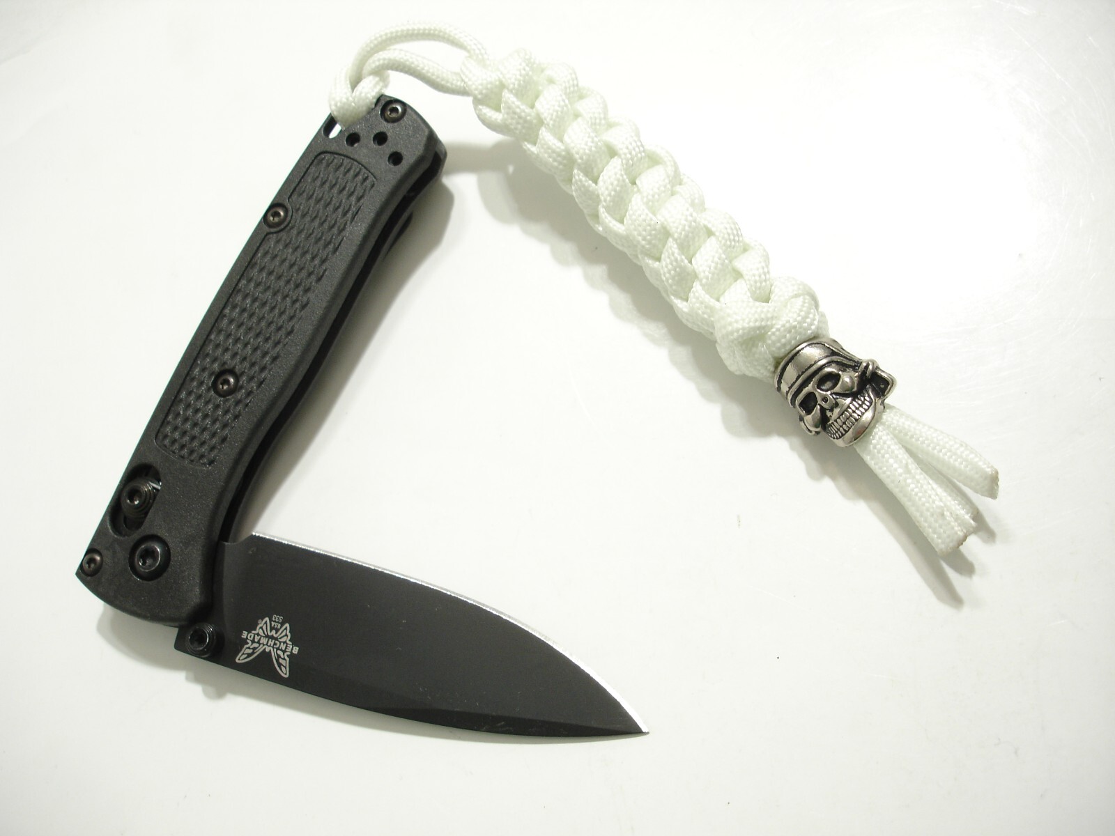 HANDMADE WHITE 550 PARACORD KNIFE LANYARD W/SILVERTONED PIRATE BEAD MADE IN USA