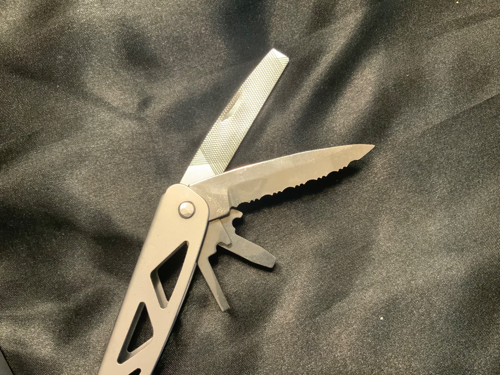 Sheffield utility tool / knife with black pouch