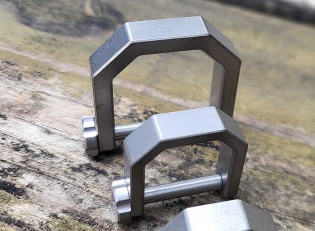 EDC Creative D Type Buckle Titanium Alloy Horseshoe Buckle car Keychain Tool Toy