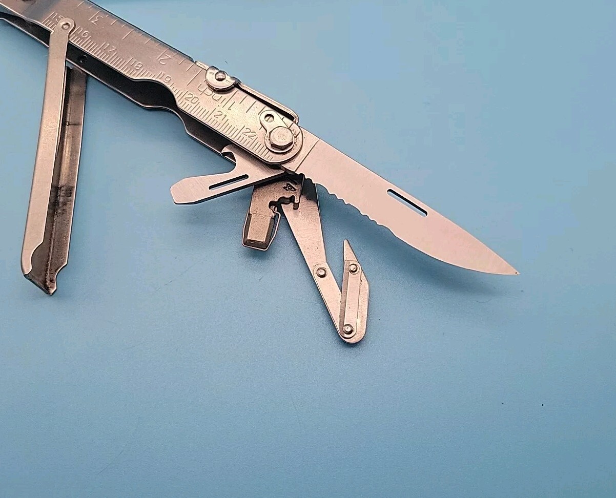 SOG PowerLock Multi-Tool – Compound Leverage Pliers – V-Cutter – 1/4 Driver
