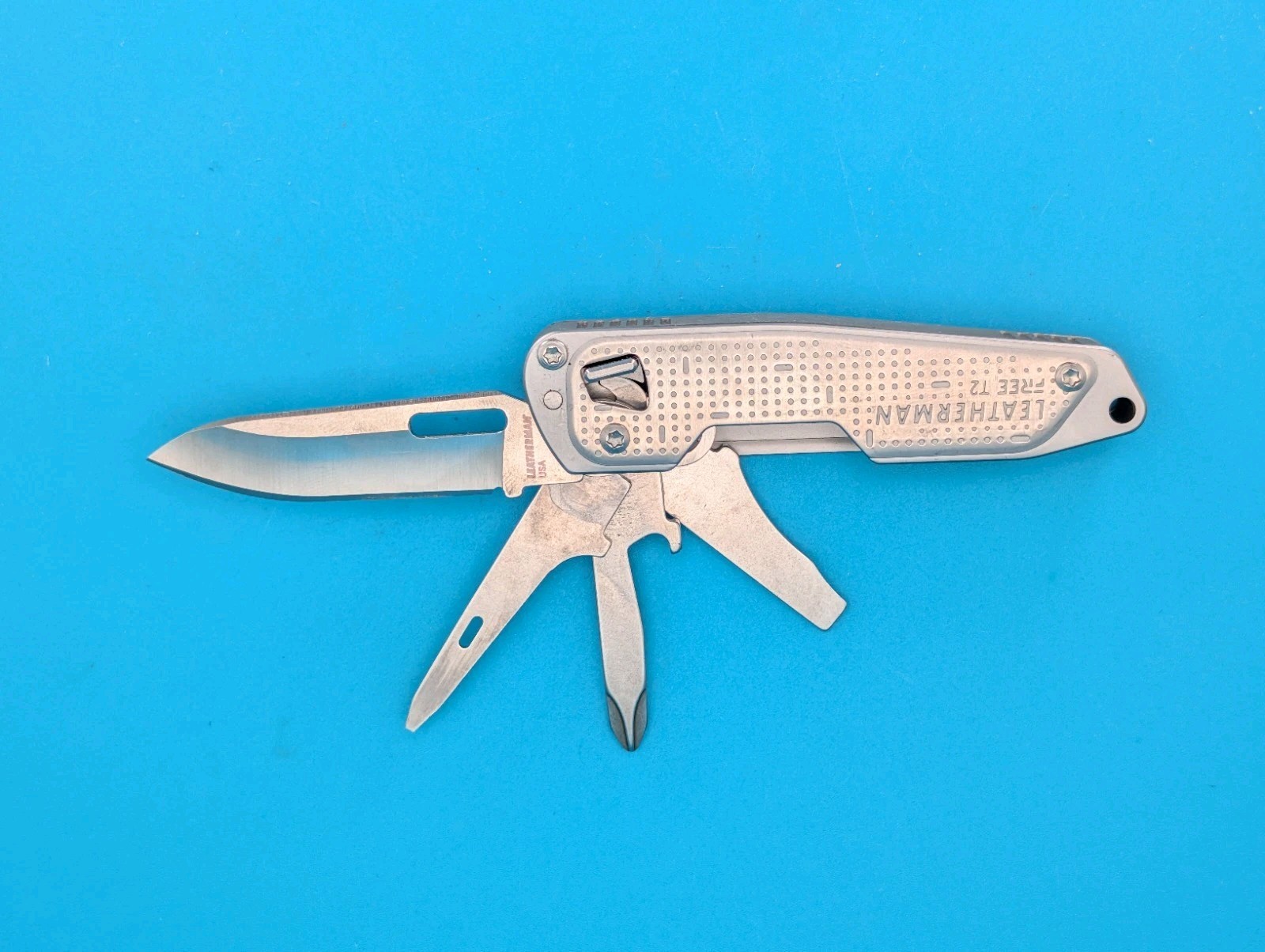 Leatherman FREE T2 Pocket Knife Multi-Tool! *WILEY COCK LODGE*
