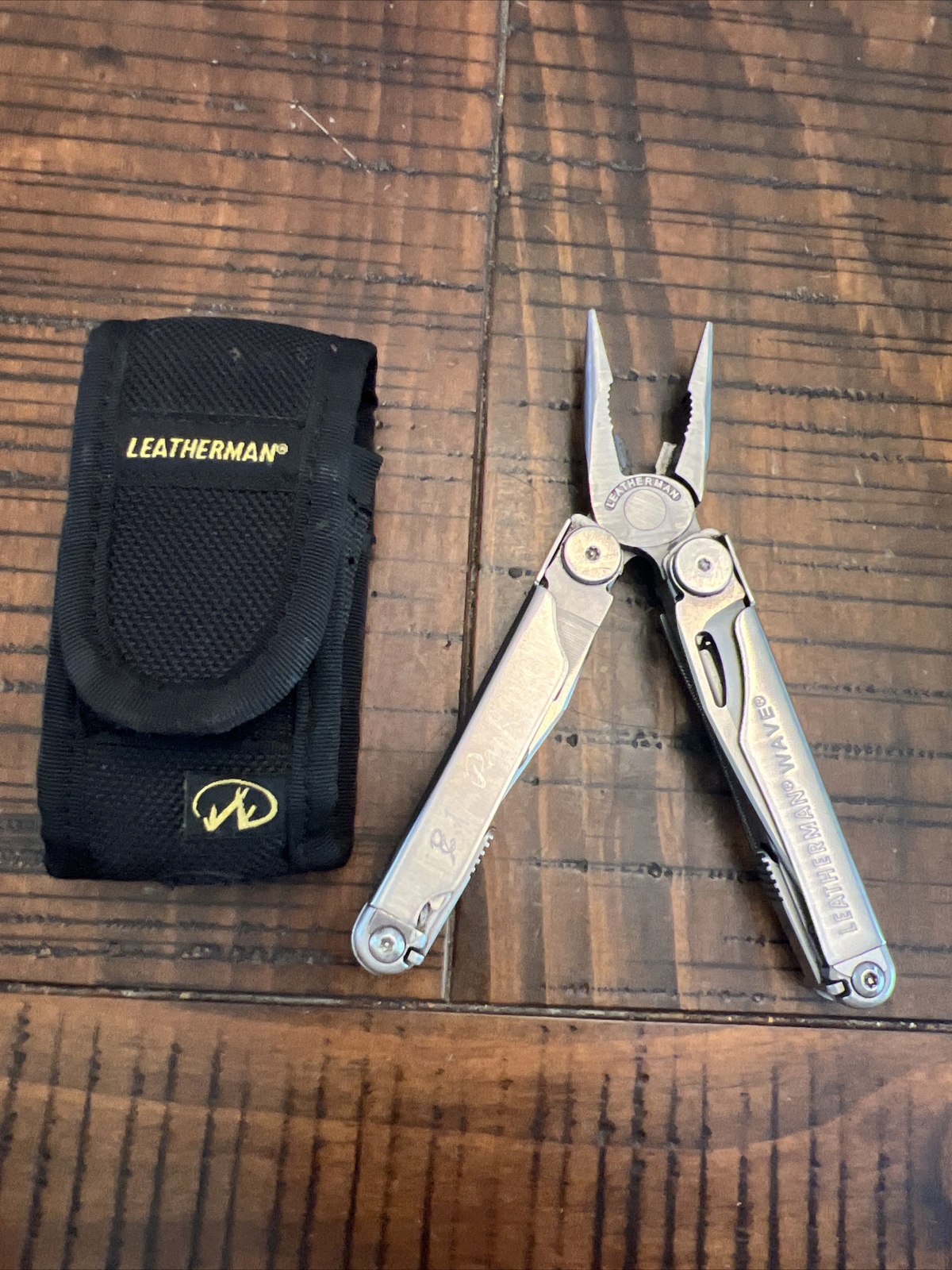 Leatherman Wave multi-tool With Belt Pouch Carrying Case. Free Shipping