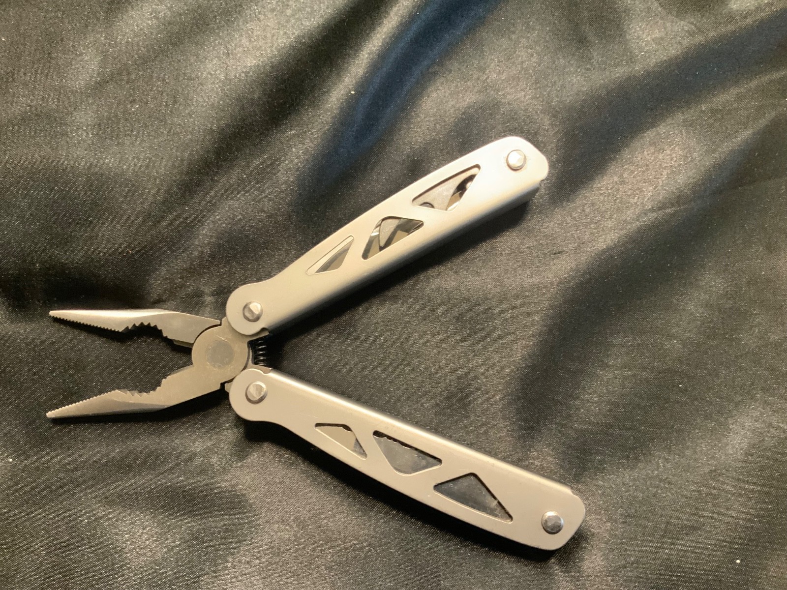 Sheffield utility tool / knife with black pouch