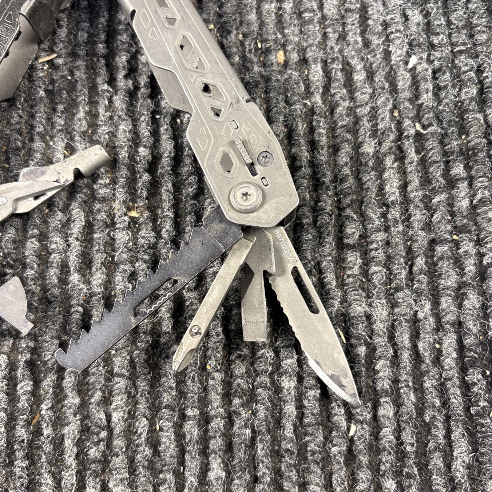 One Gerber Truss 17-in-1 Pliers Multi Tool TSA – Gray (014)