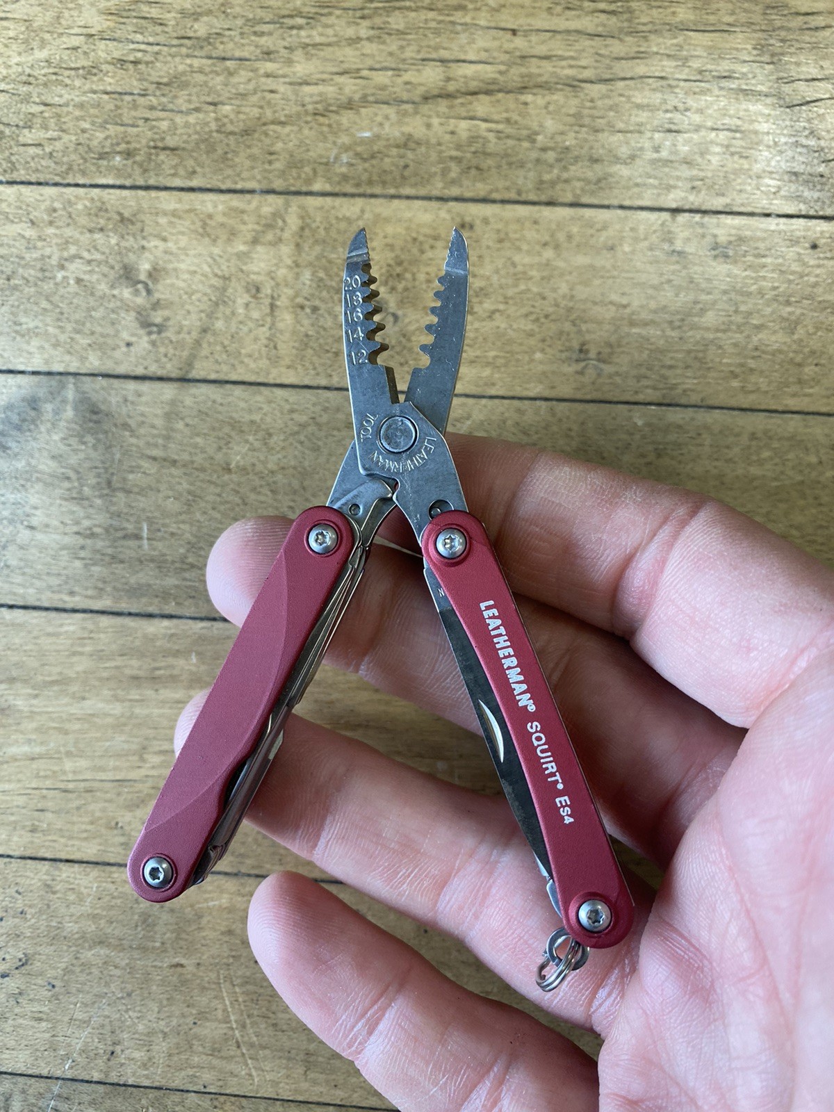 Leatherman Squirt ES4 Multi-Tool, Knife, Wire Strippers, Red – Canon – Exc B