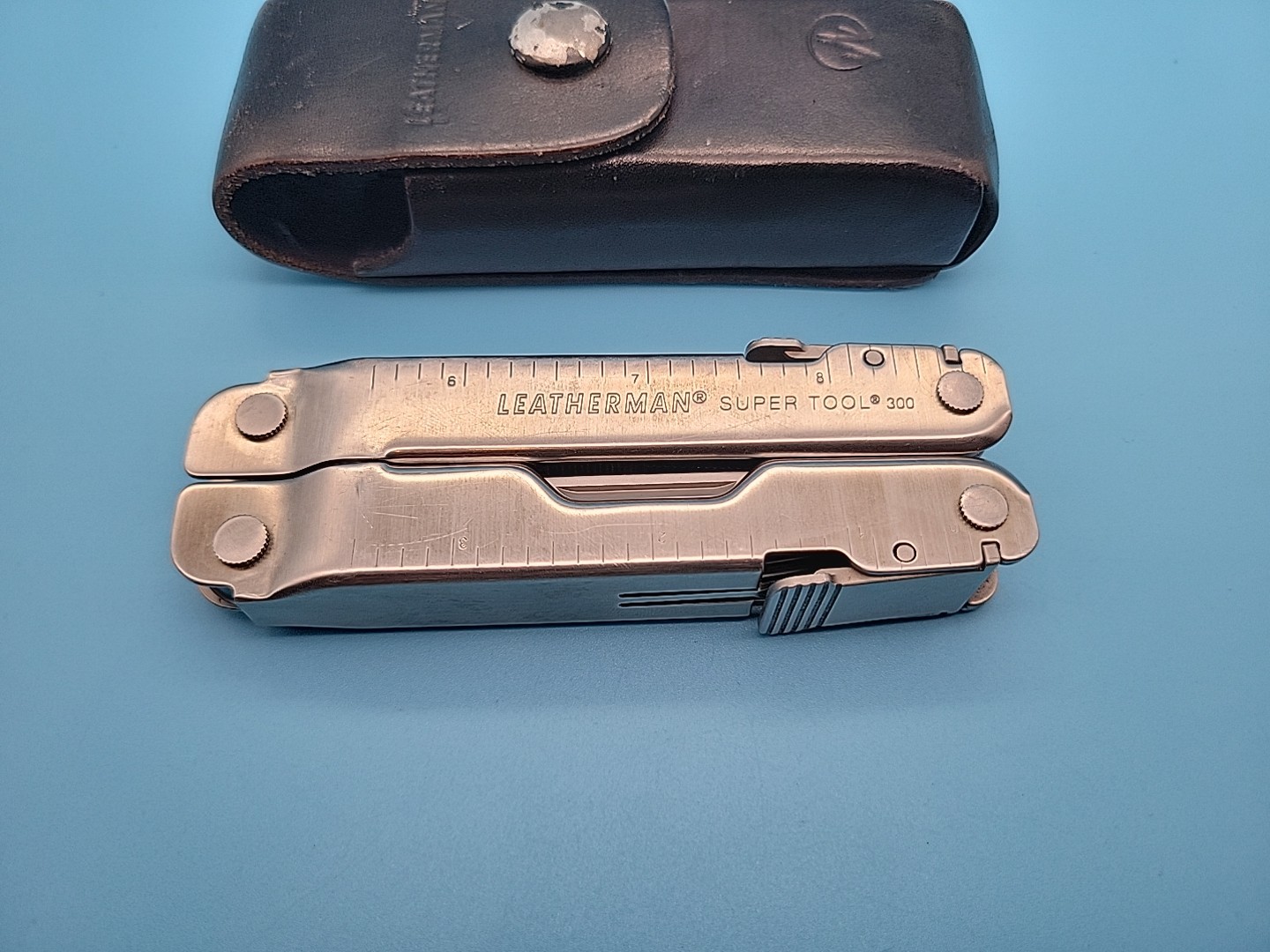Leatherman Super Tool 300 Multi Tool w/ Sheath – Dated 2018 – Pliers, Knife, Saw