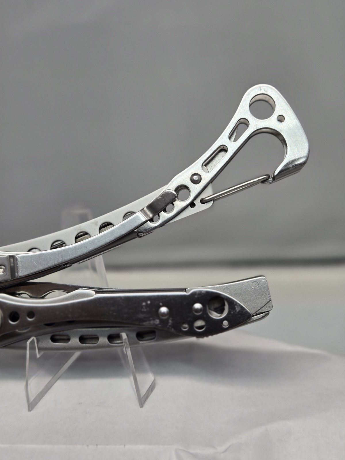 LEATHERMAN Skeletool Multi Tool – Plain Edge Blade Knife Pliers Carabiner!