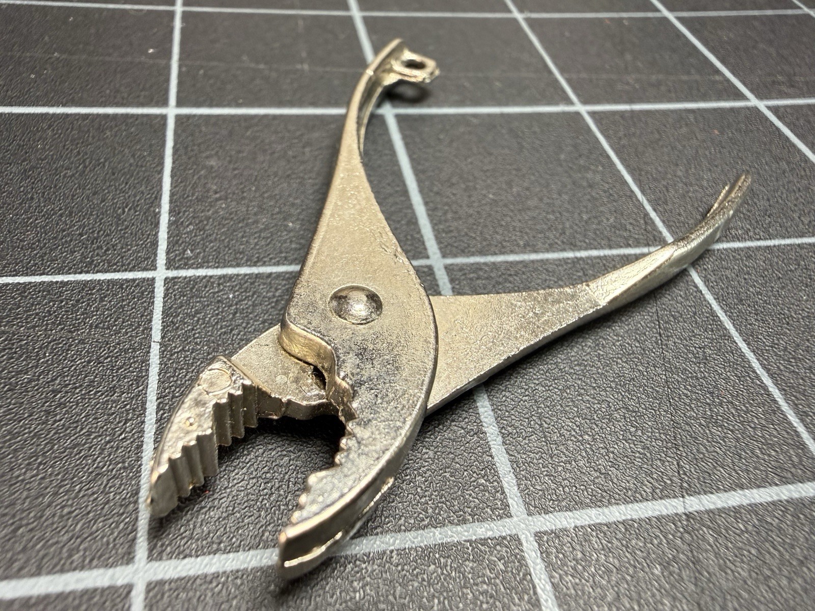 Mini Aluminum Pliers Keychain – Compact Gripping Tool Novelty Pocket Pliers