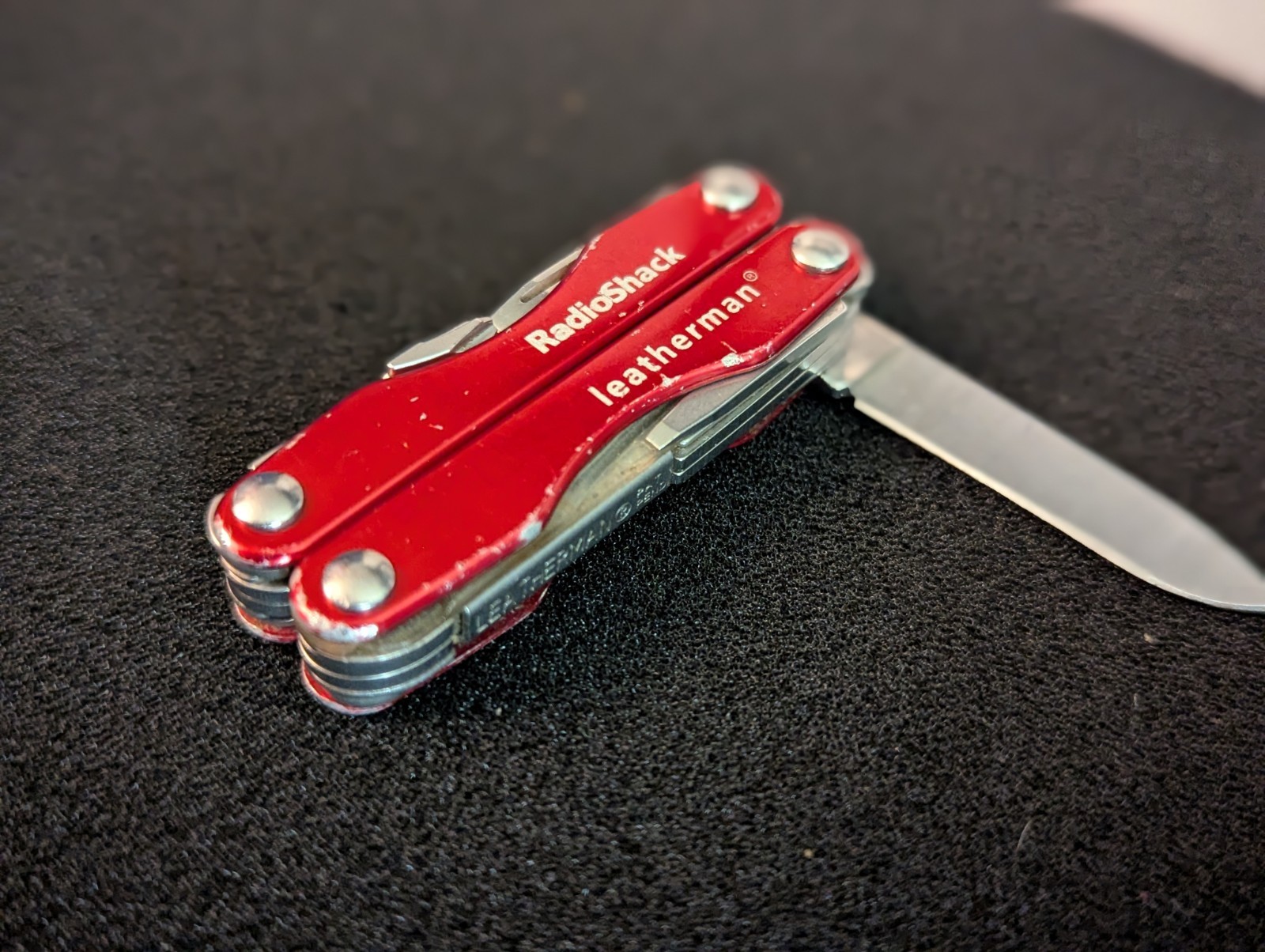 LEATHERMAN SQUIRT E4 RADIOSHACK RED MULTI-TOOL: LIGHTLY USED: DISCONTINUED