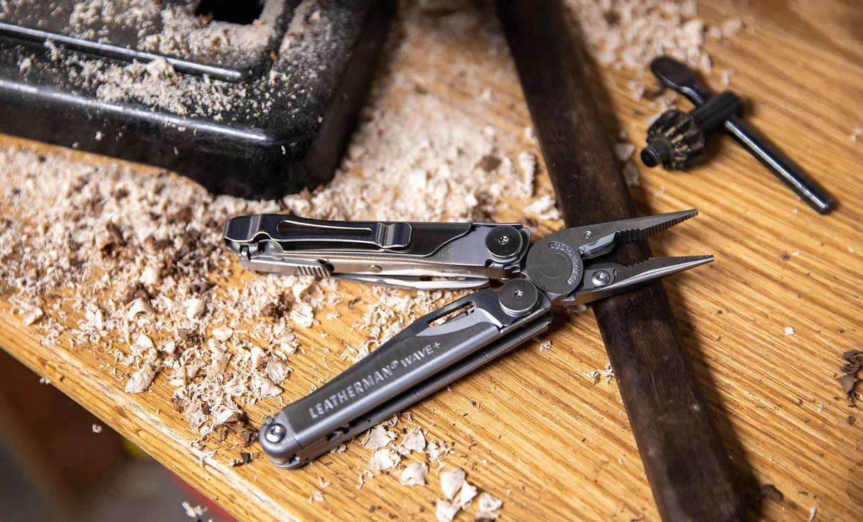 NEW Leatherman 832533 Multi-Tool 18 Tools Wave + Black/Stainless Steel