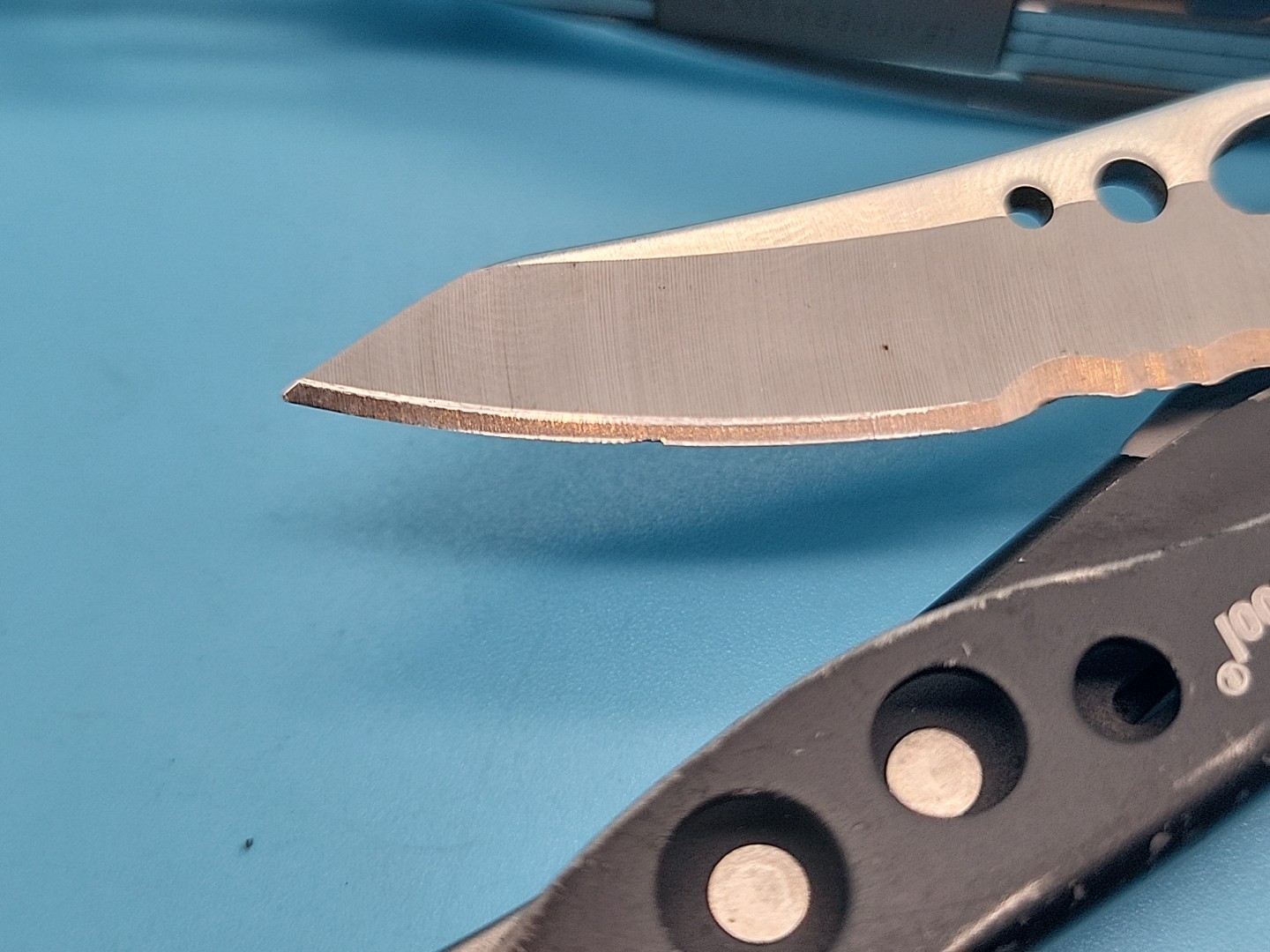 Leatherman Skeletool Multi-Tool – Pliers, Combo Blade, Driver Bits – Coyote Tan