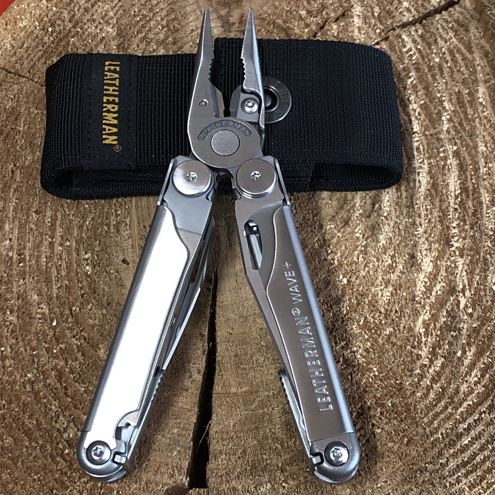 LEATHERMAN WAVE + Multi-Tool w/ Sheath. Pre-owned, Unused