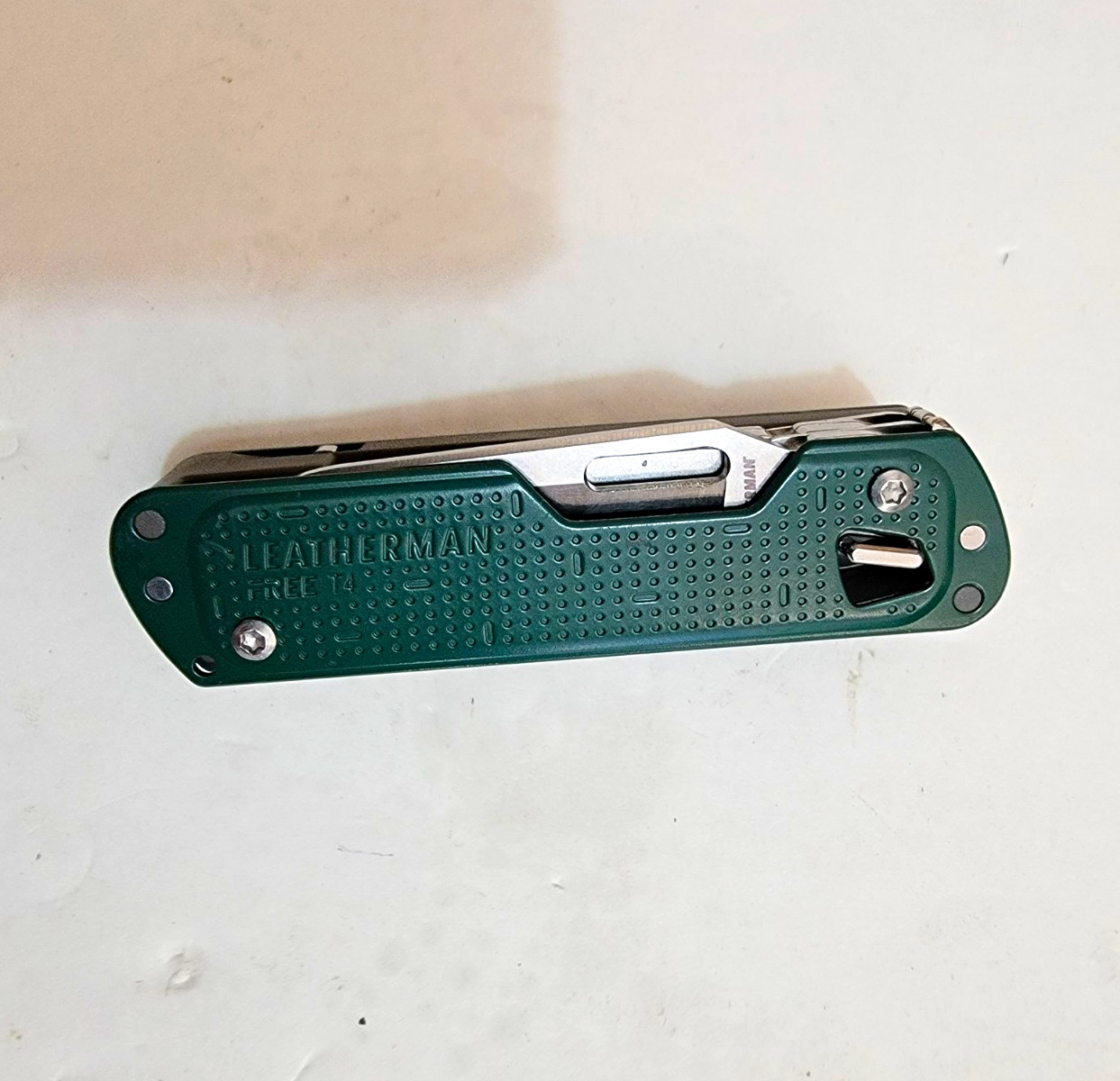 Leatherman Free T4 Green Multi-Tool 12 Tools Straight Edge Pocket Clip