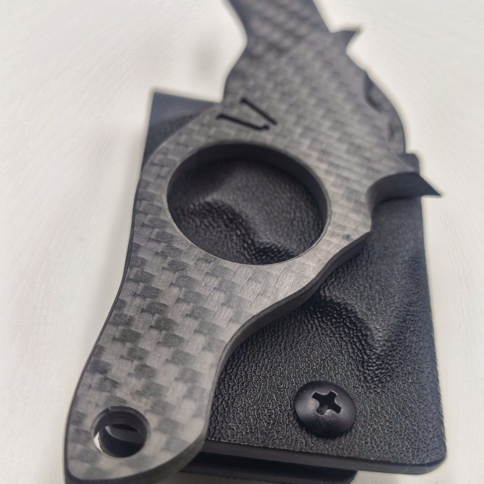 Non metallic EDC – Carbon fiber ultra-thin card Tool