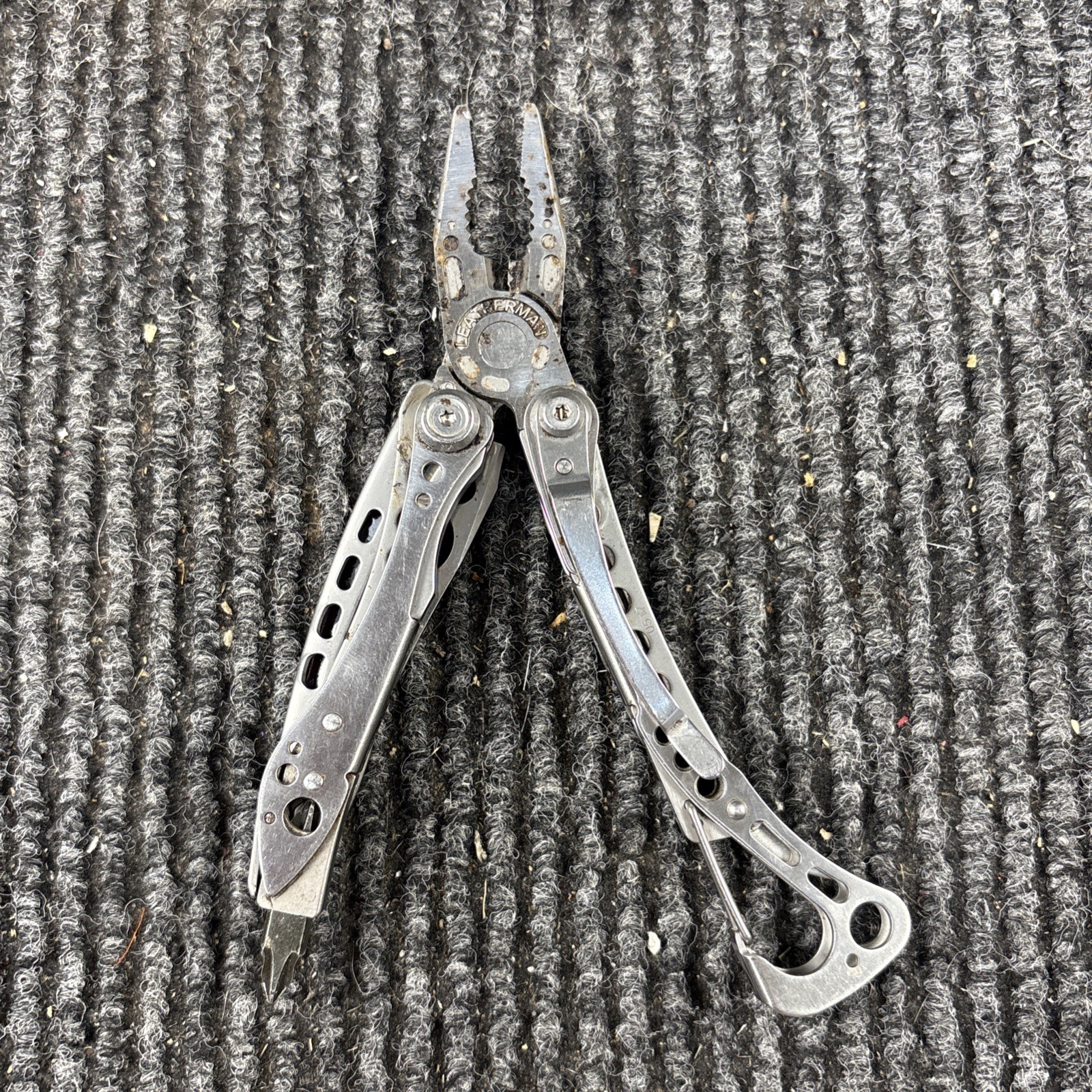 LEATHERMAN Skeletool Multi Tool – Combo Edge Blade Knife Pliers Carabiner (067)