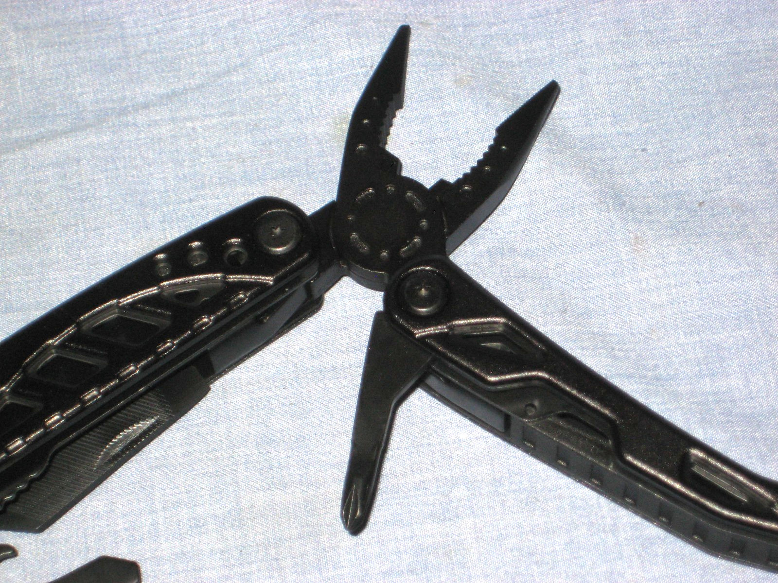 POHAKU BLACK MULTI-TOOL WITH PLIERS, KNIFE, SAW, FILE, SCREWDRIVERS – NEW
